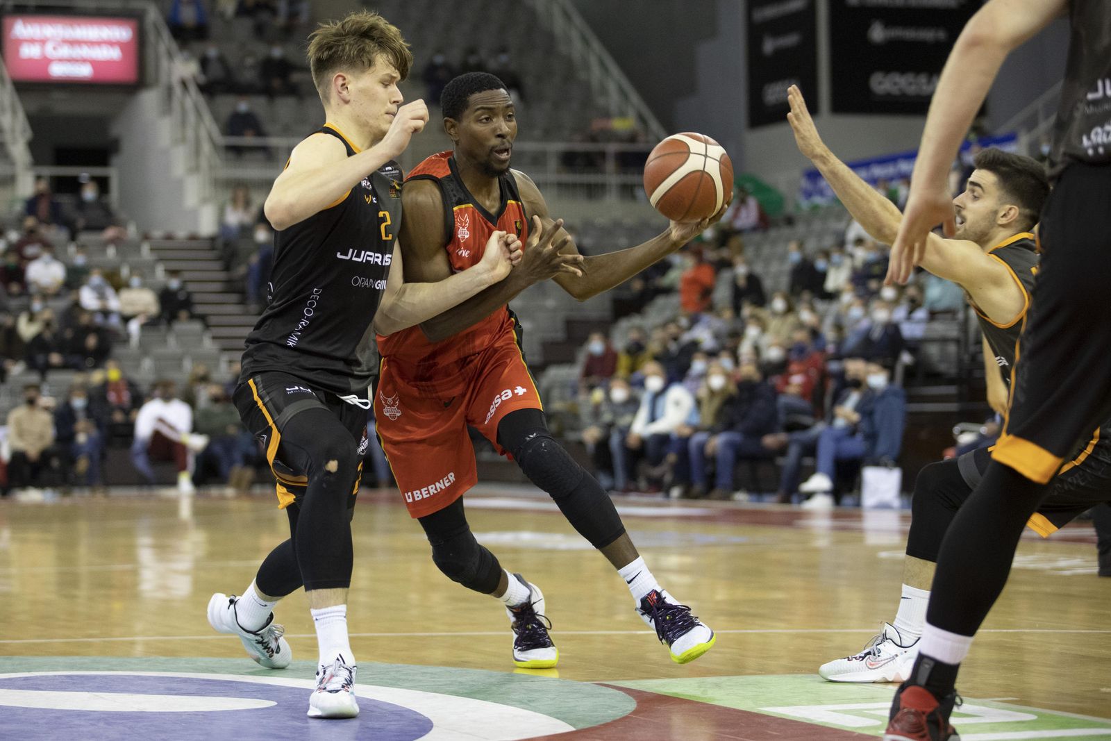 Ellisor, que está cuajando un gran final de temporada, en el duelo de la primera vuelta ante Juaristi.