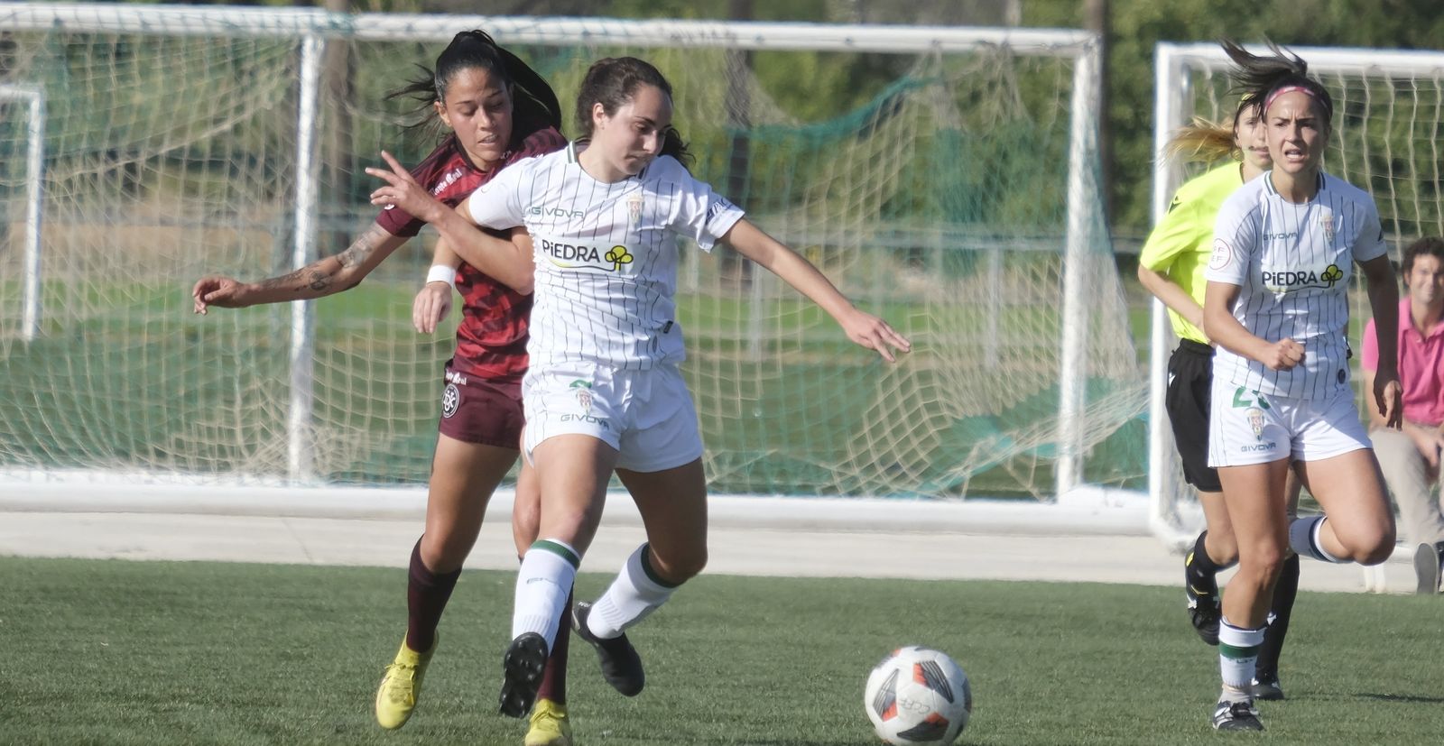 Ana Ocón es presionada por una rival.