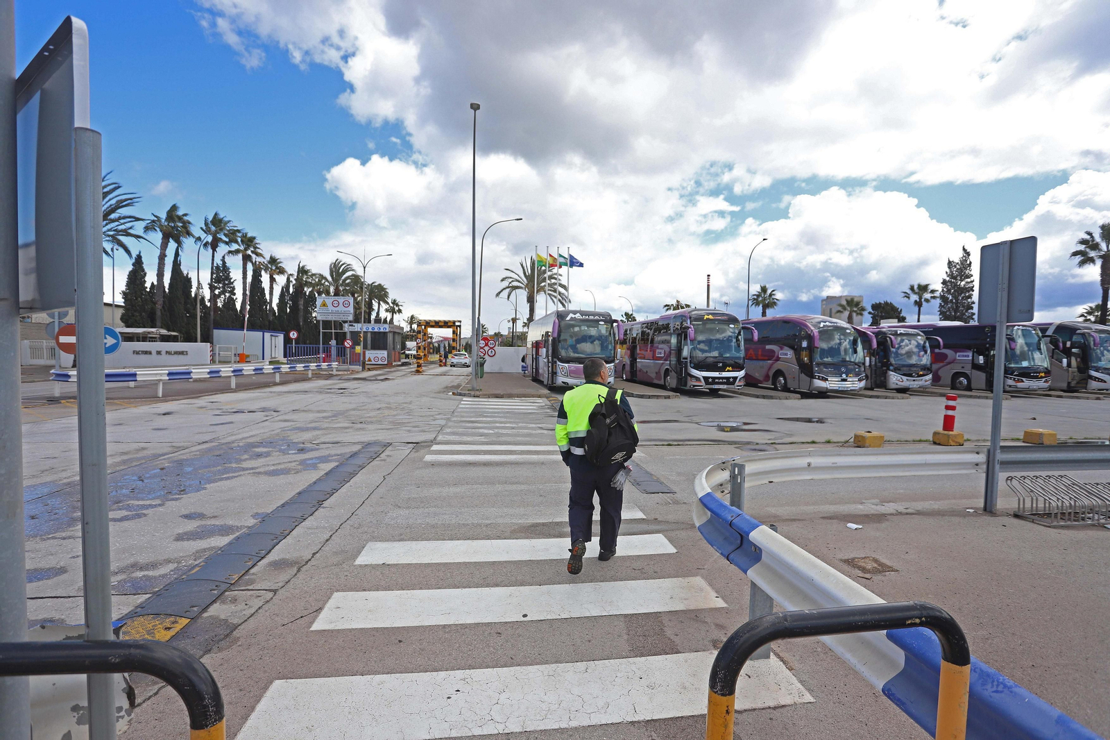 Un trabajador  de Acerinox  se encamina a la fábrica para el proceso de arranque tras una parada en 2020.
