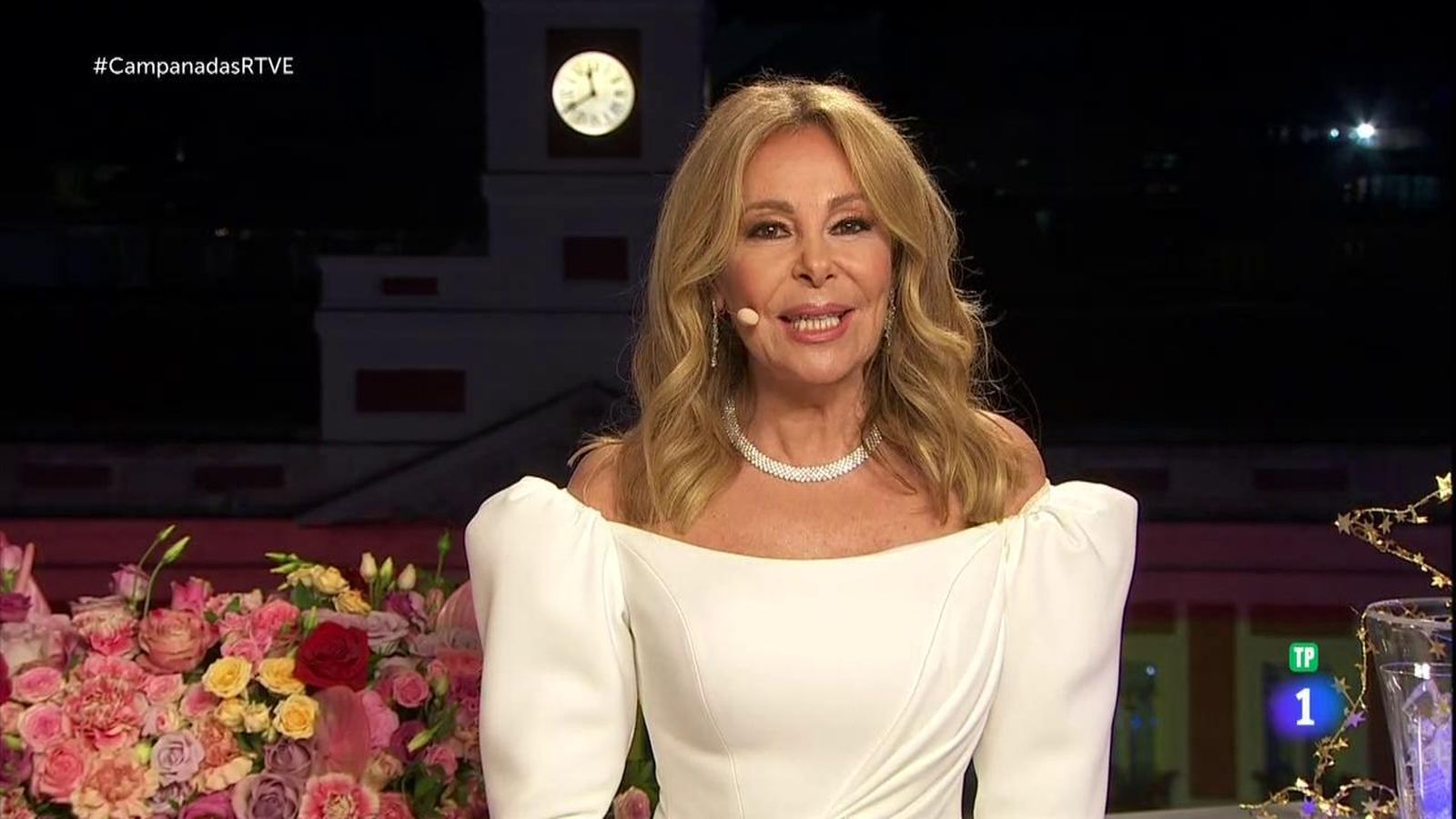 Ana Obregón, en 2020. A la derecha se podía ver la badnera reflejada en el edificio