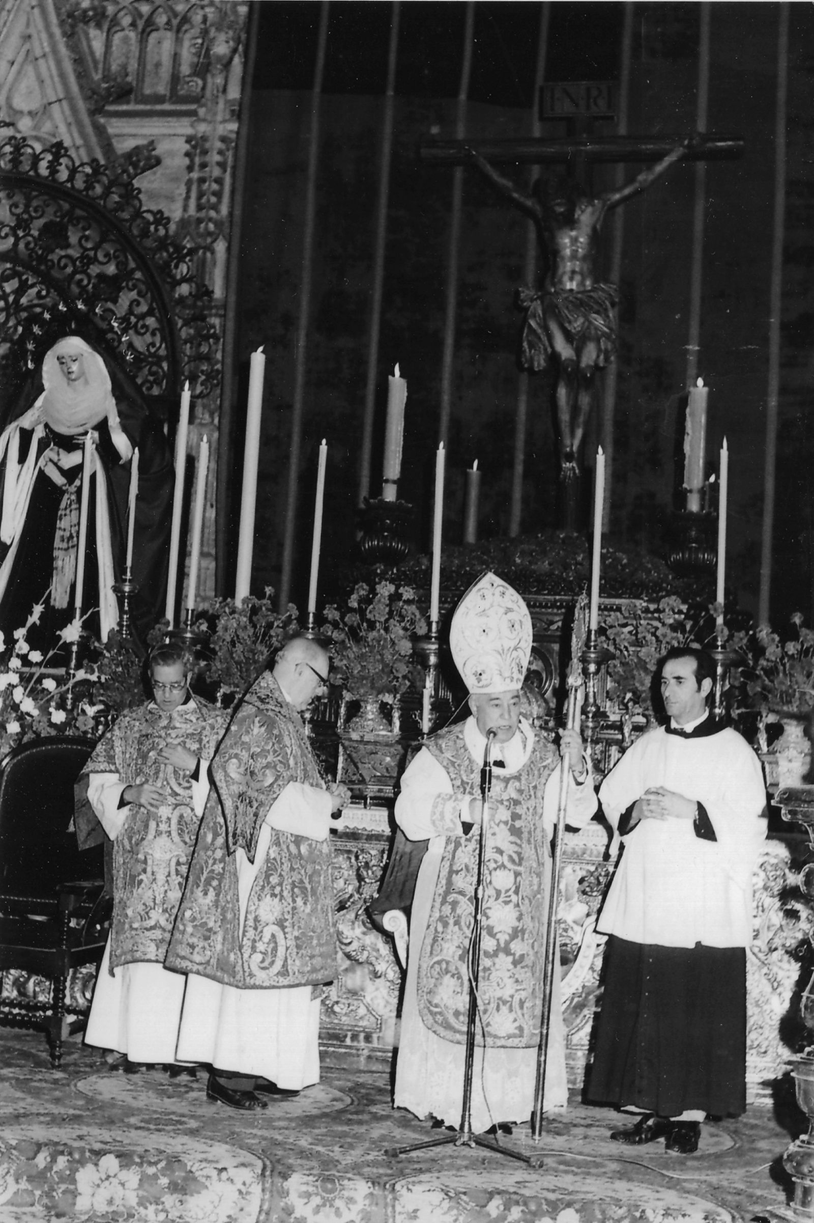 El Cardenal Arzobispo de José María Bueno y Monreal durante la función principal en la Catedral