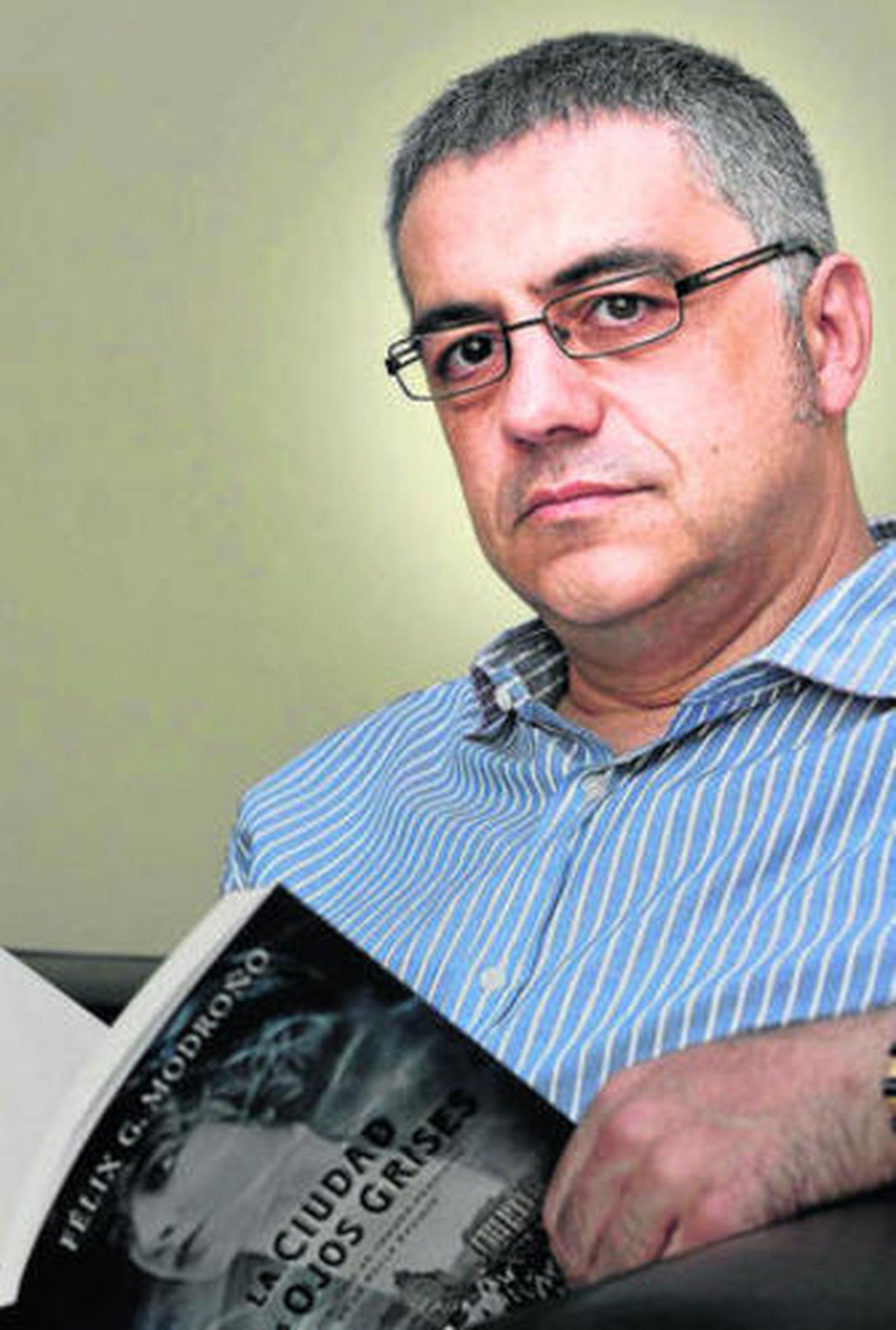 Félix G. Modroño posa con un ejemplar de su nueva obra.