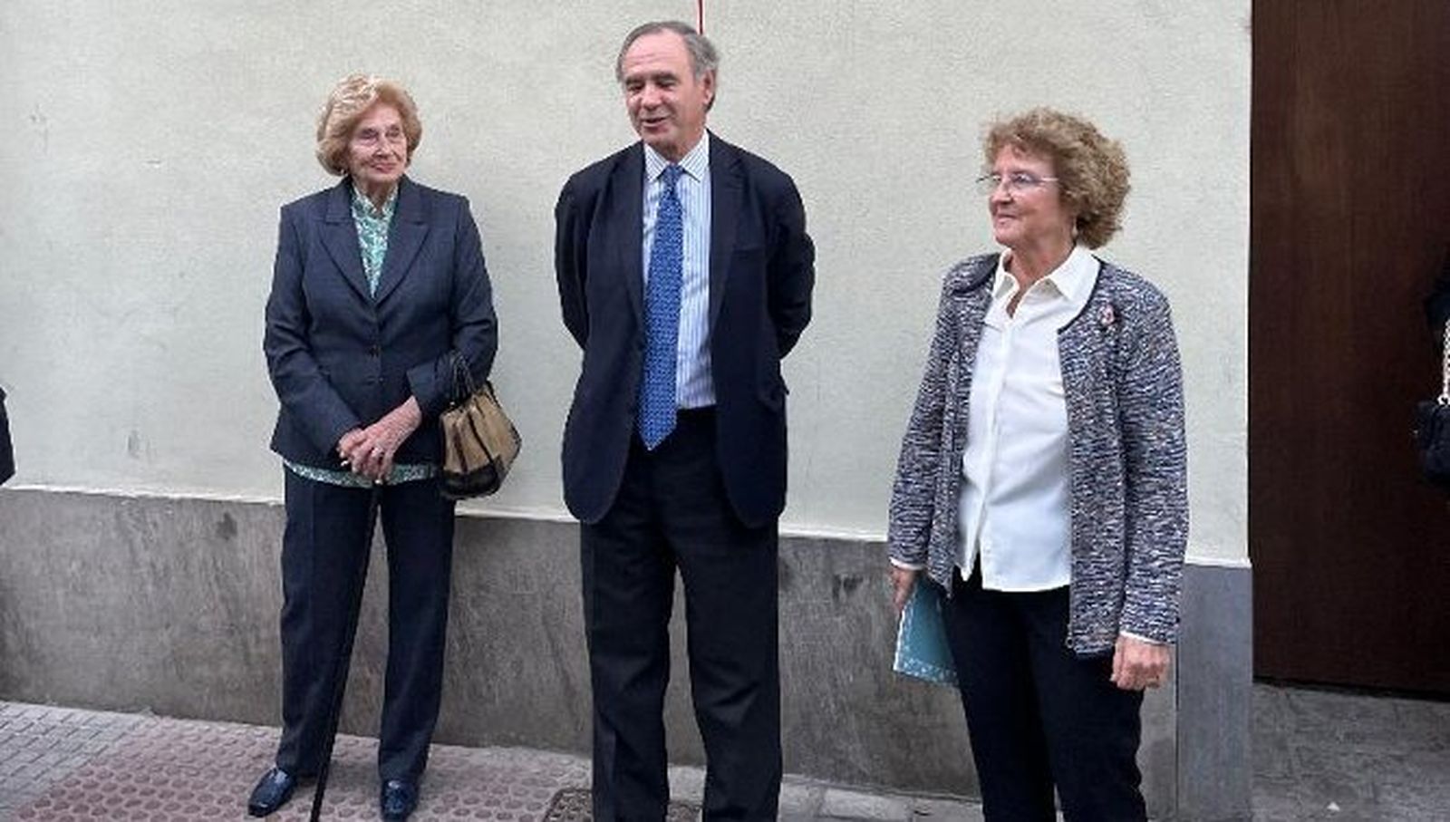 Rosario de Carlos, Luis de Carlos y Alicia Moreno de Carlos, descubriendo la placa.