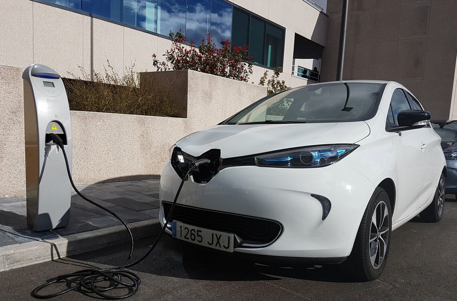 Las ventas de eléctricos crecen casi un 100% en 2019, aunque su cuota sigue siendo muy pequeña: el 0,8%