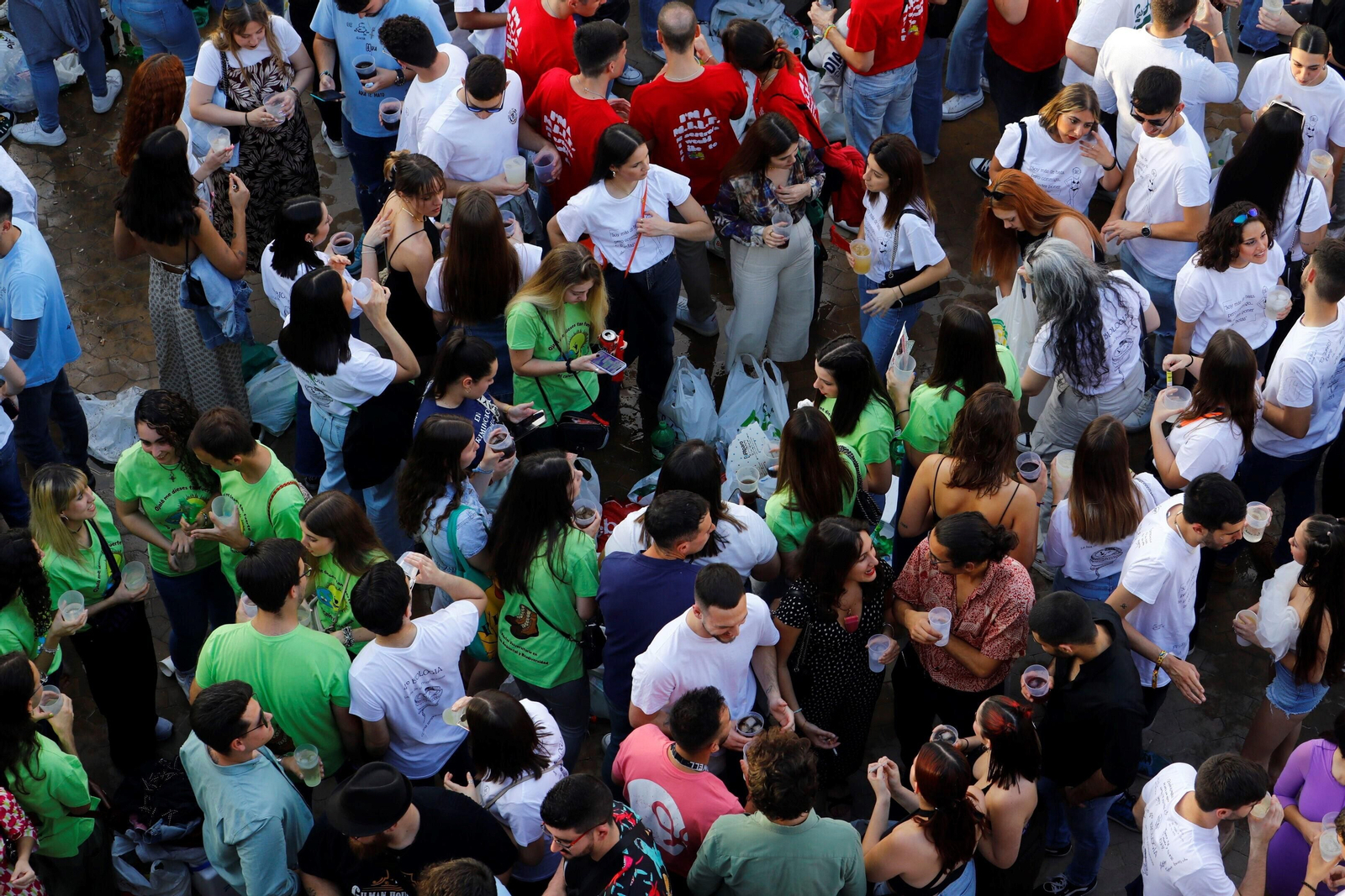 El clásico botellón del Miércoles de la Feria de Córdoba, en imágenes