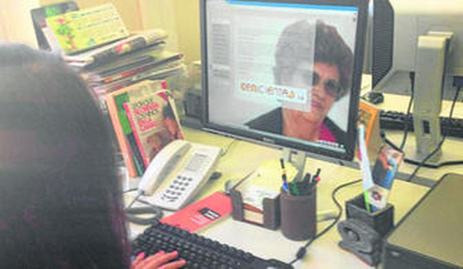 Una joven consulta la página web de Cenicienta 3.0.