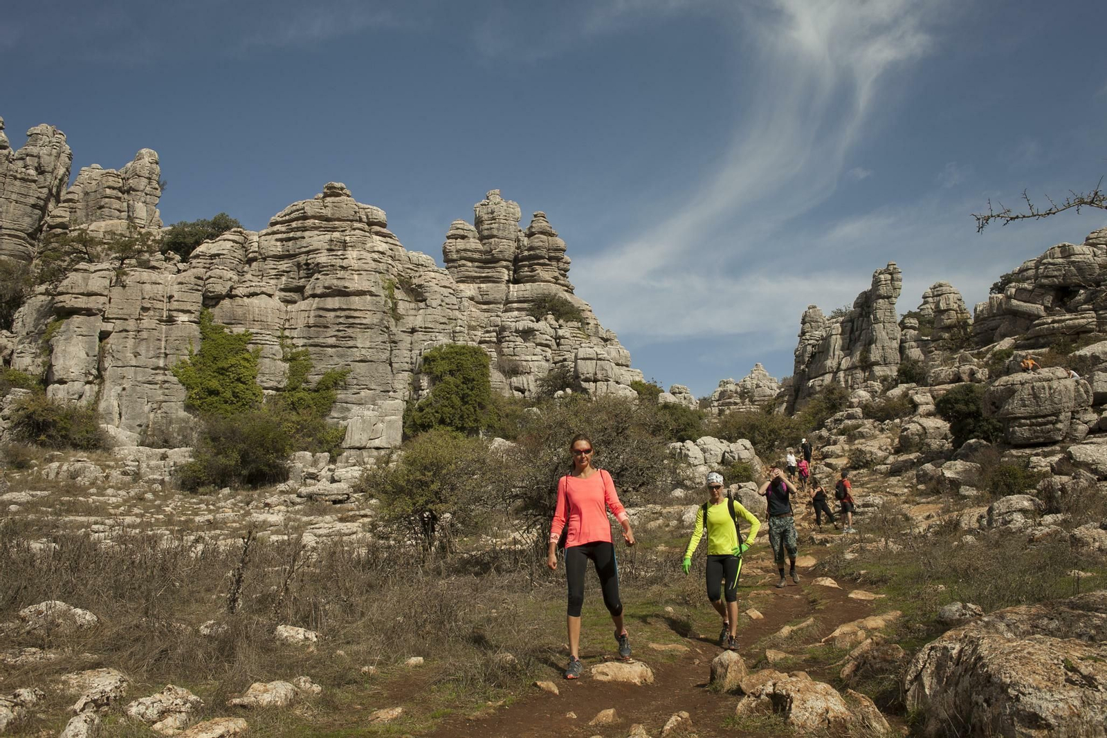 Varios senderistas en El Torcal de Antequera