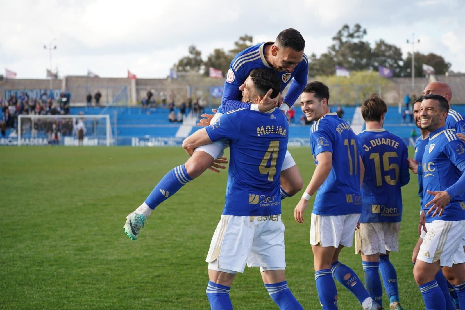Los dos protagonistas del segundo gol azulillo, Molina y Varela, celebran el tanto.