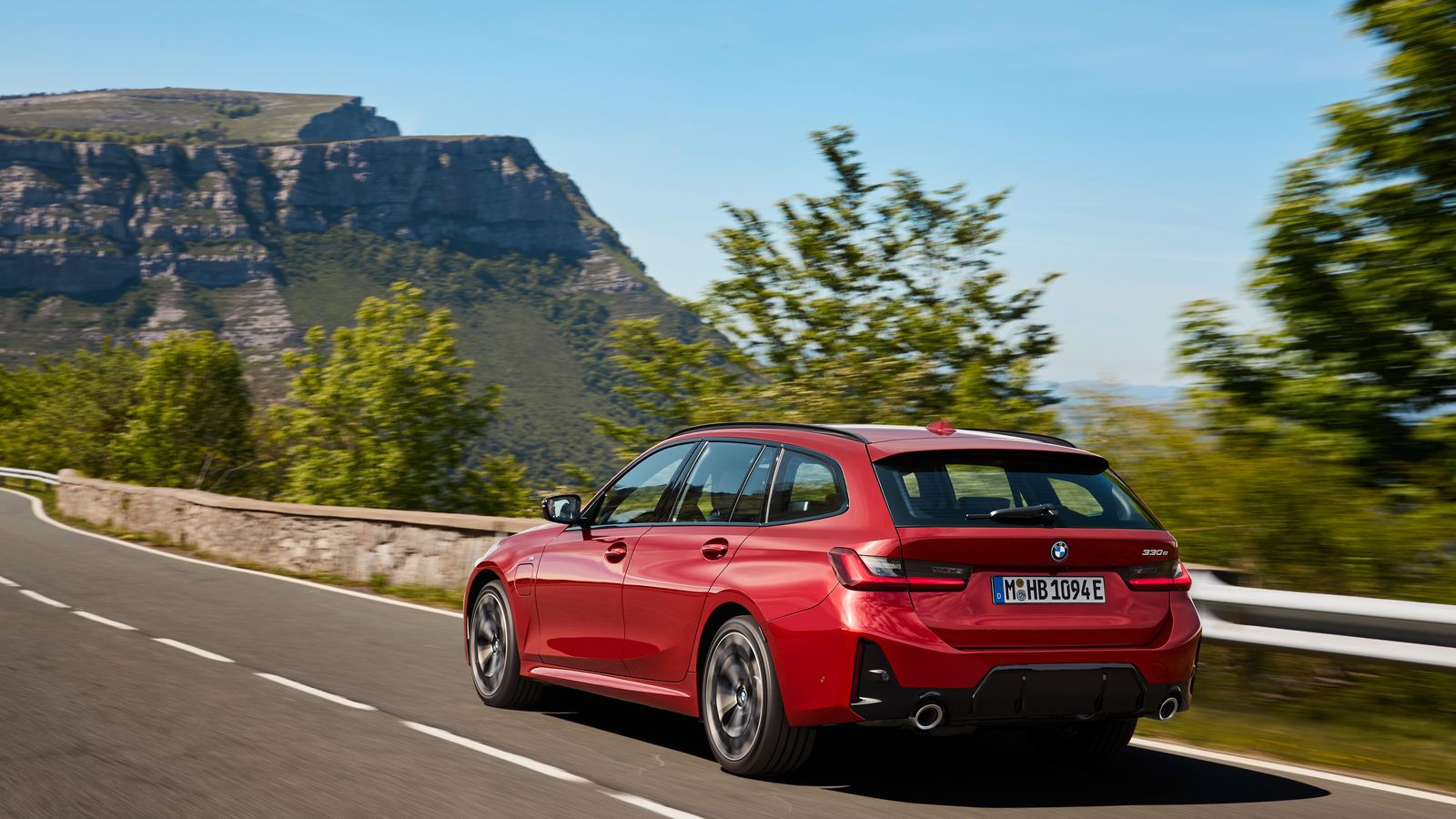 Los híbridos enchufables de esta familia pueden llegar ahora más lejos gracias a sus baterías más capaces. La berlina PHEV siempre es de propulsión y el familitar, de tracción total.