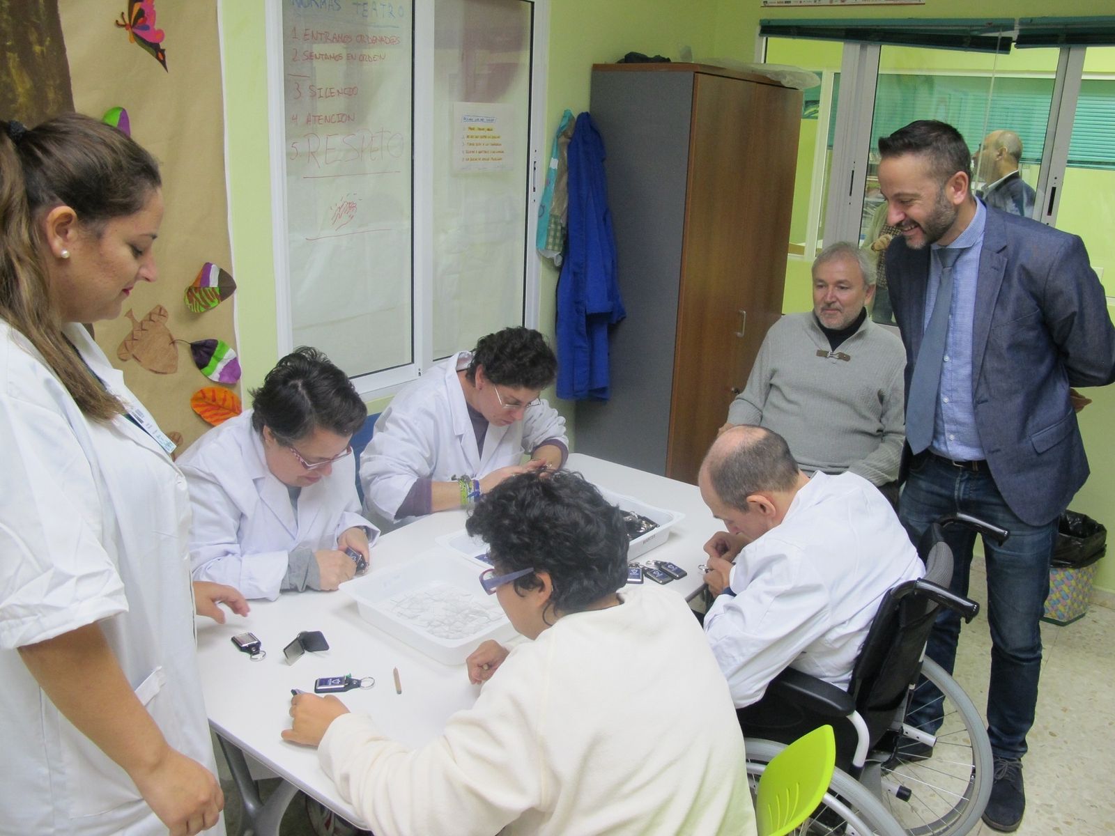 Miguel Ángel Tortosa junto al presidente de la Asociación Verdiblanca durante una visita a su Centro Especial de Empleo.
