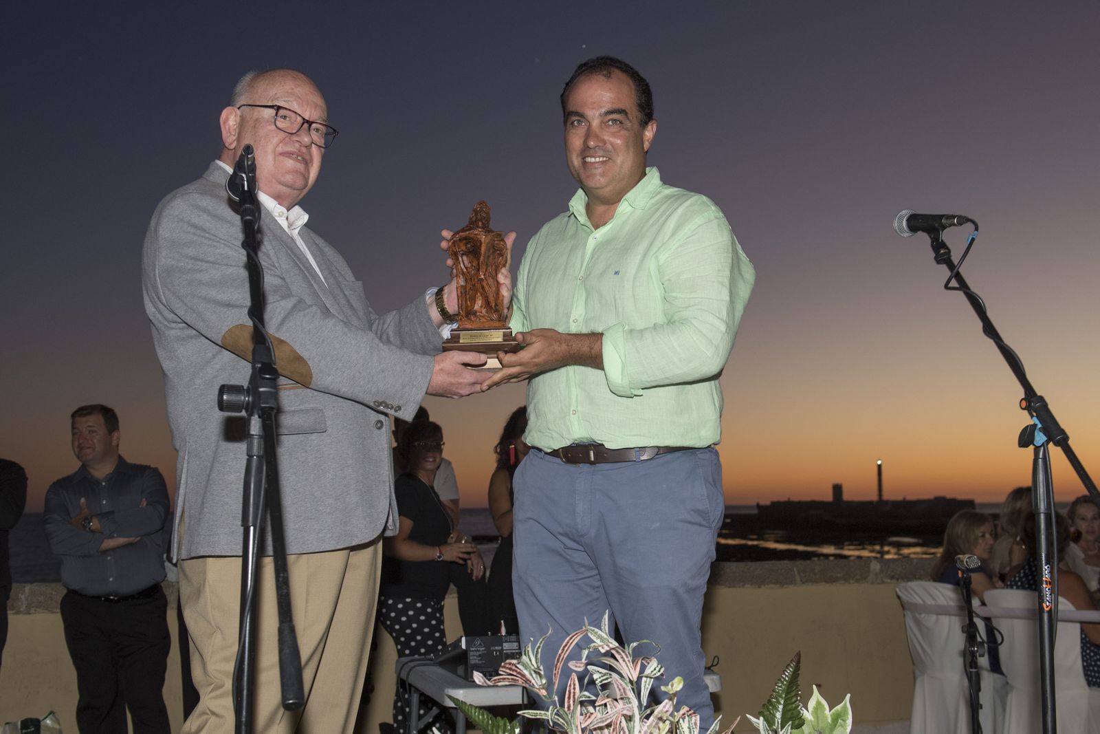 Antonio Téllez entrega la escultura de Nando hijo al director de Diario de Cádiz, David Fernández.