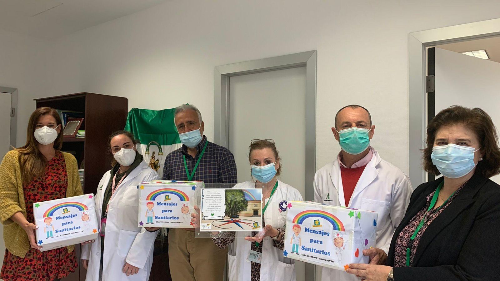 Responsables del hospital y representantes del AMPA del colegio con algunos de los dibujos.