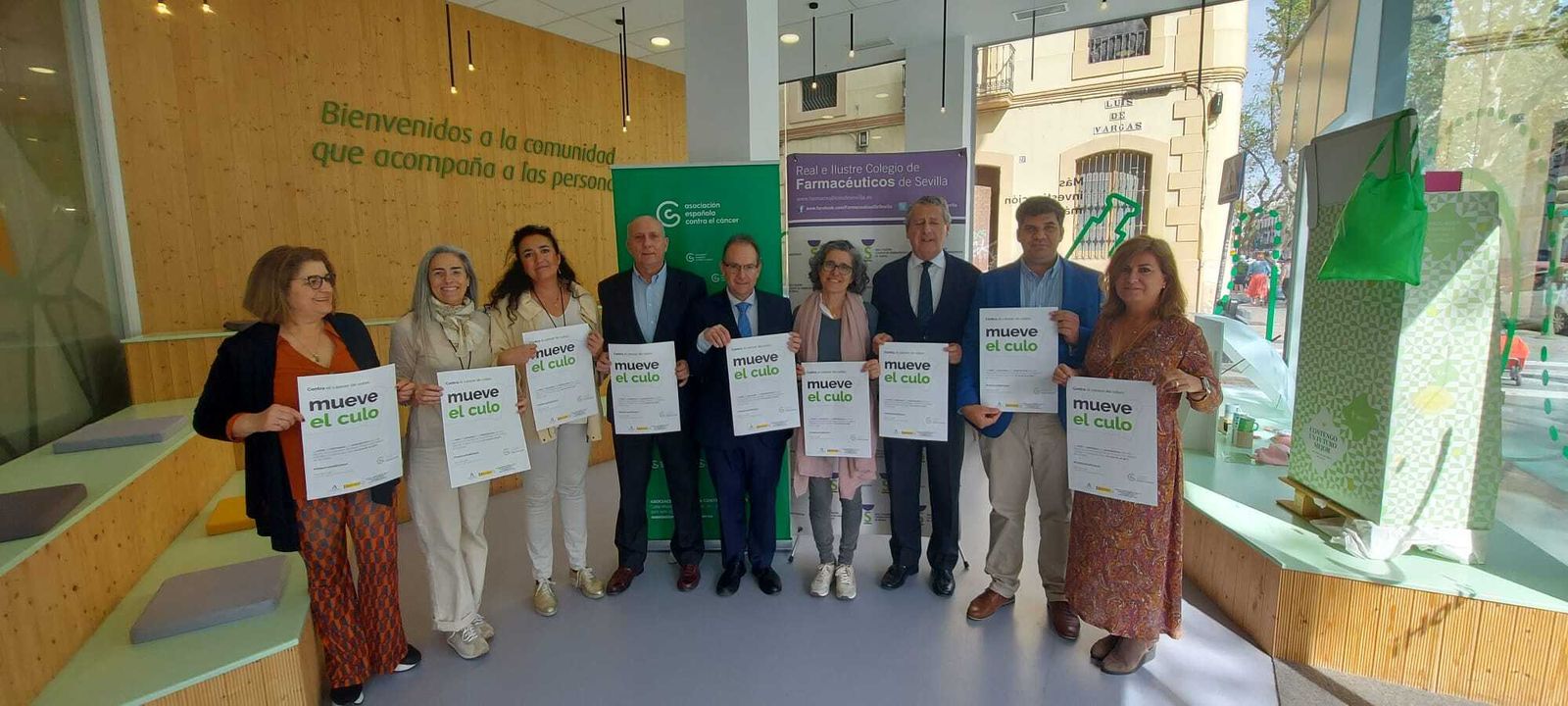 La presentación de la campaña de prevención 'Mueve el culo' en la sede de la AECC en Sevilla.