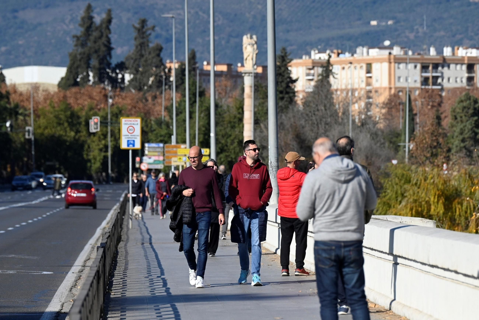 Los cordobeses salen a la calle en el primer día de 2025, en imágenes