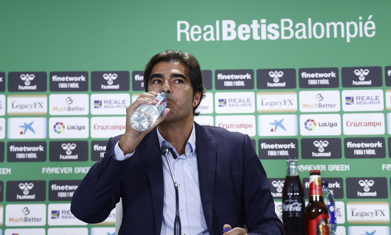 Ángel Haro se toma un respiro durante la reciente rueda de prensa en la que habló de la economía del Betis.