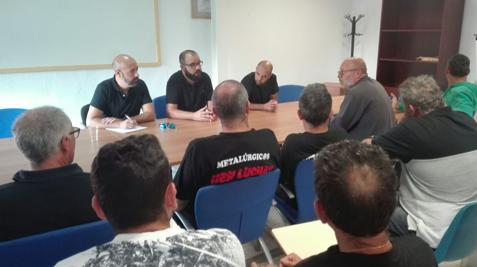 Los integrantes del PCA, ayer con los trabajadores de Imtech.