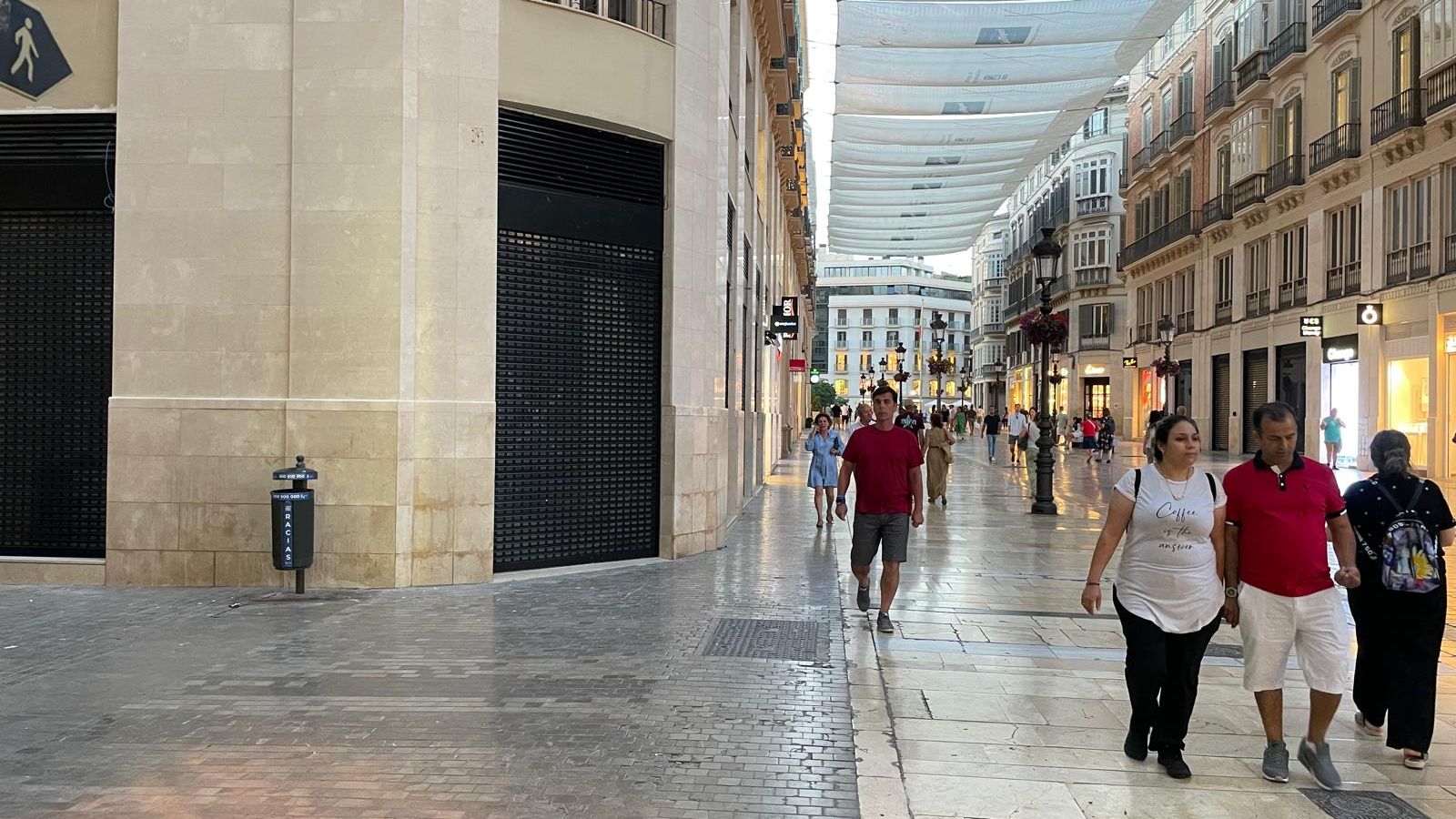 Papelera y calle Larios.