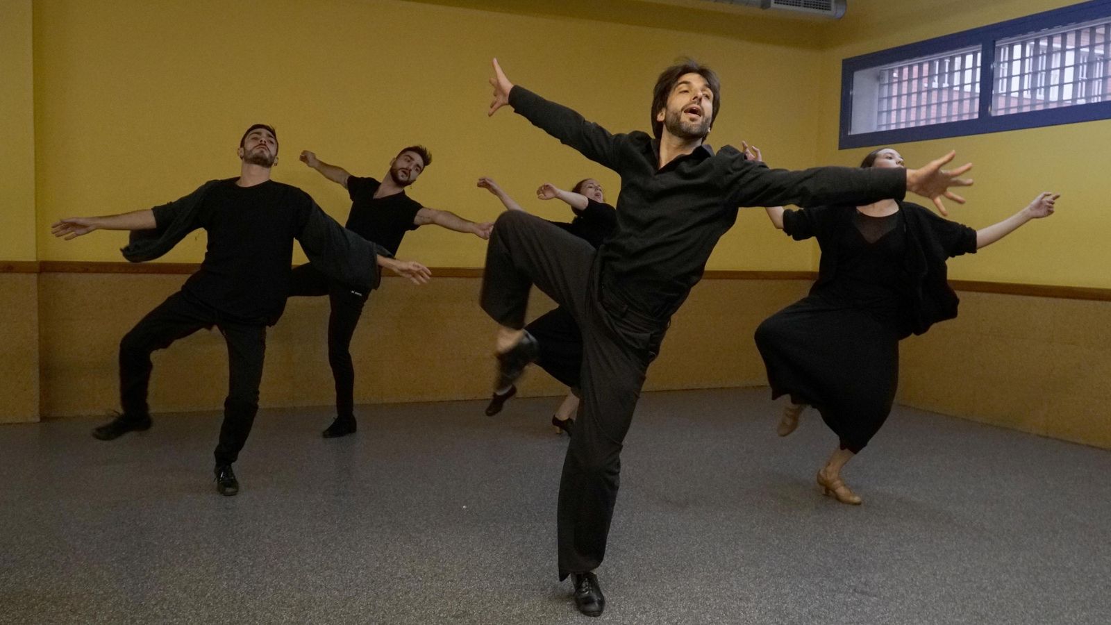 La compañía en uno de los últimos ensayos de la pieza.