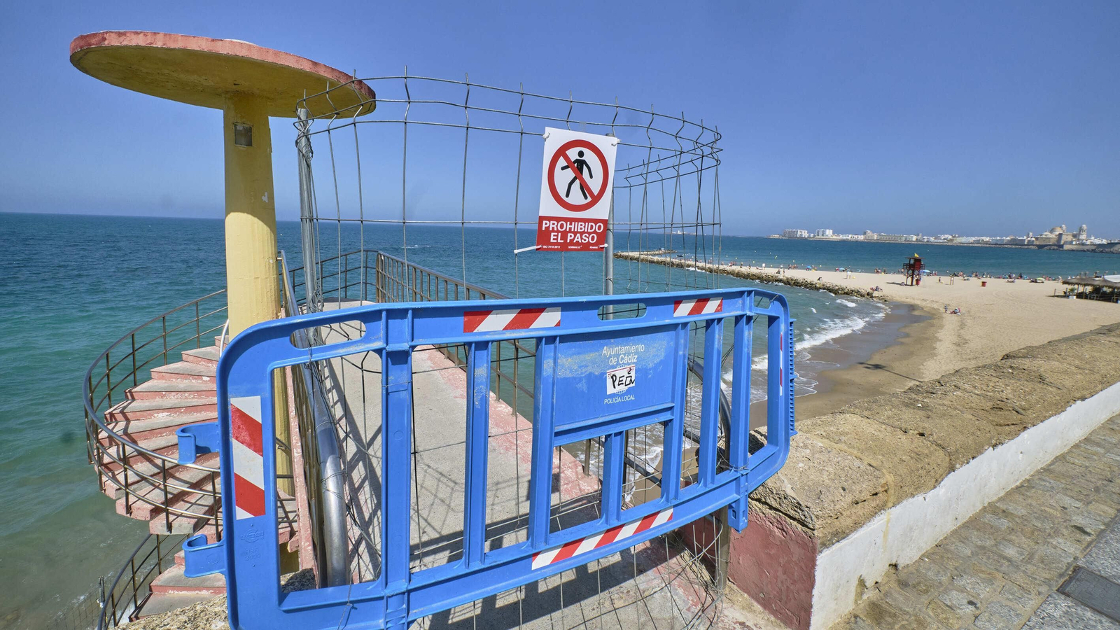 Imagen de julio de 2020 en la que se observa que ya la escalera de caracol de la playa estaba cerrada al público.