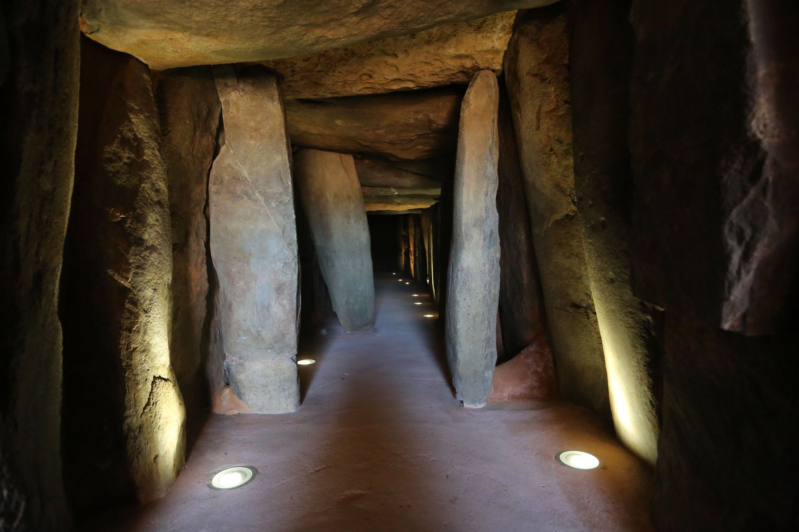 Visita de autoridades al Dolmen de Soto en imágenes