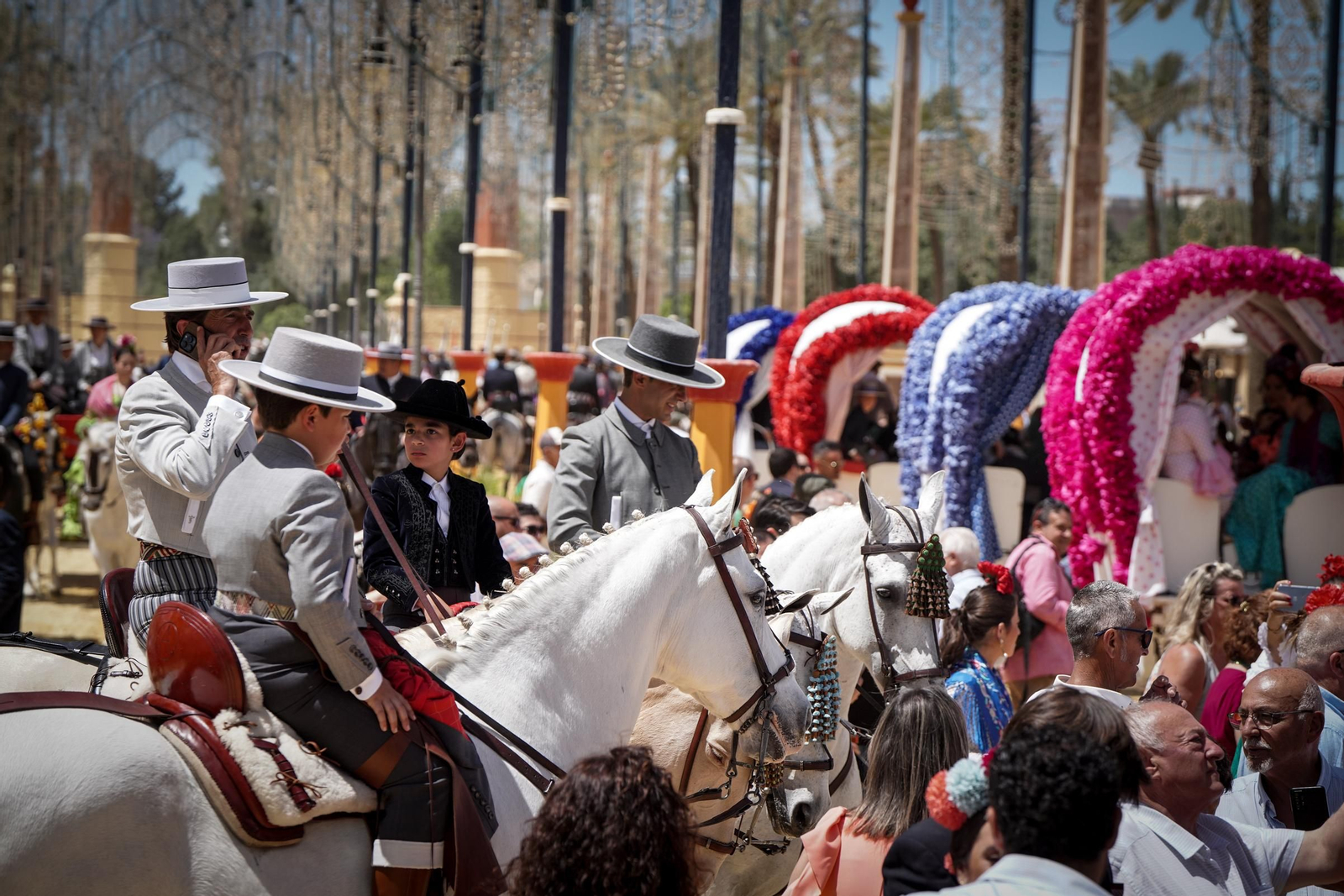 Imágenes de la Hermandad del Rocío en el Real de la Feria