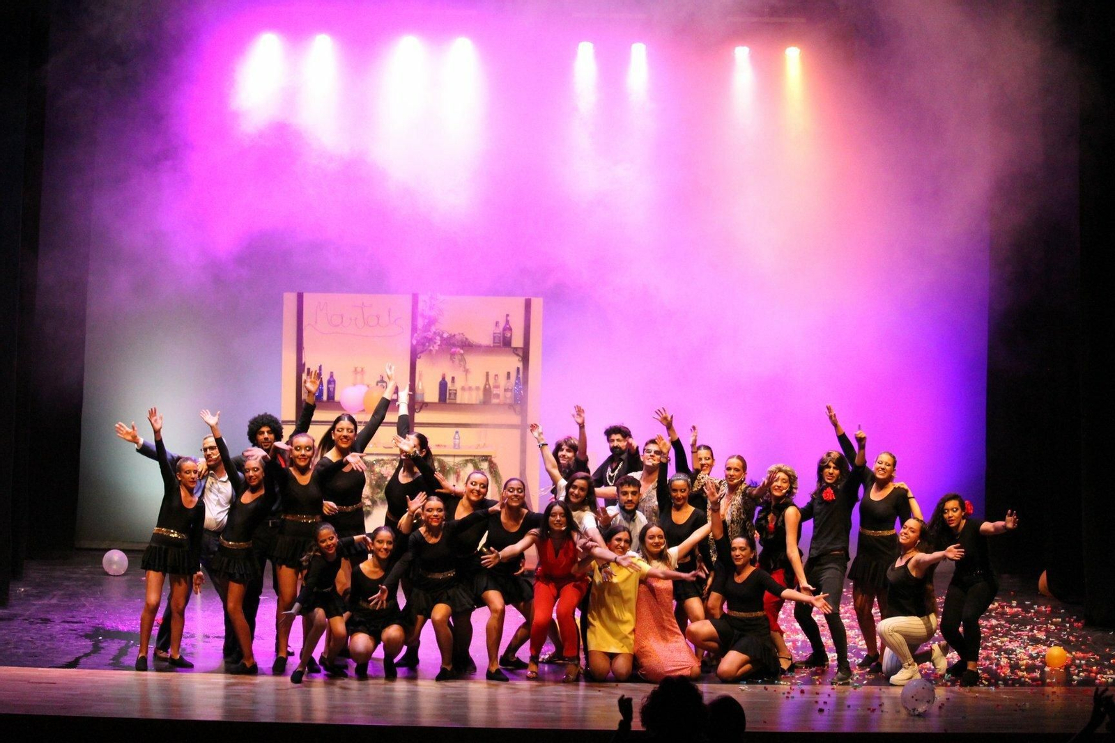 Los actores y cuerpo de baile de 'Quién me ha visto...' tras la función del martes.