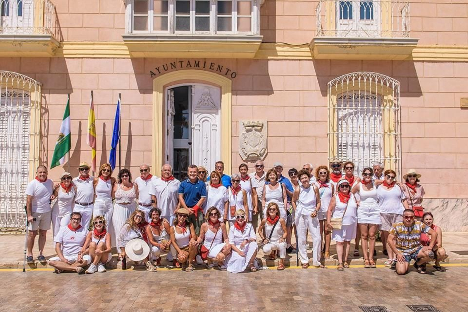 Vecinos pamploneses junto al alcadalde de Carboneras, Salvador Hernández, tras el chupinazo Vecinos pamploneses junto al alcadalde de Carboneras, Salvador Hernández, tras el chupinazo
