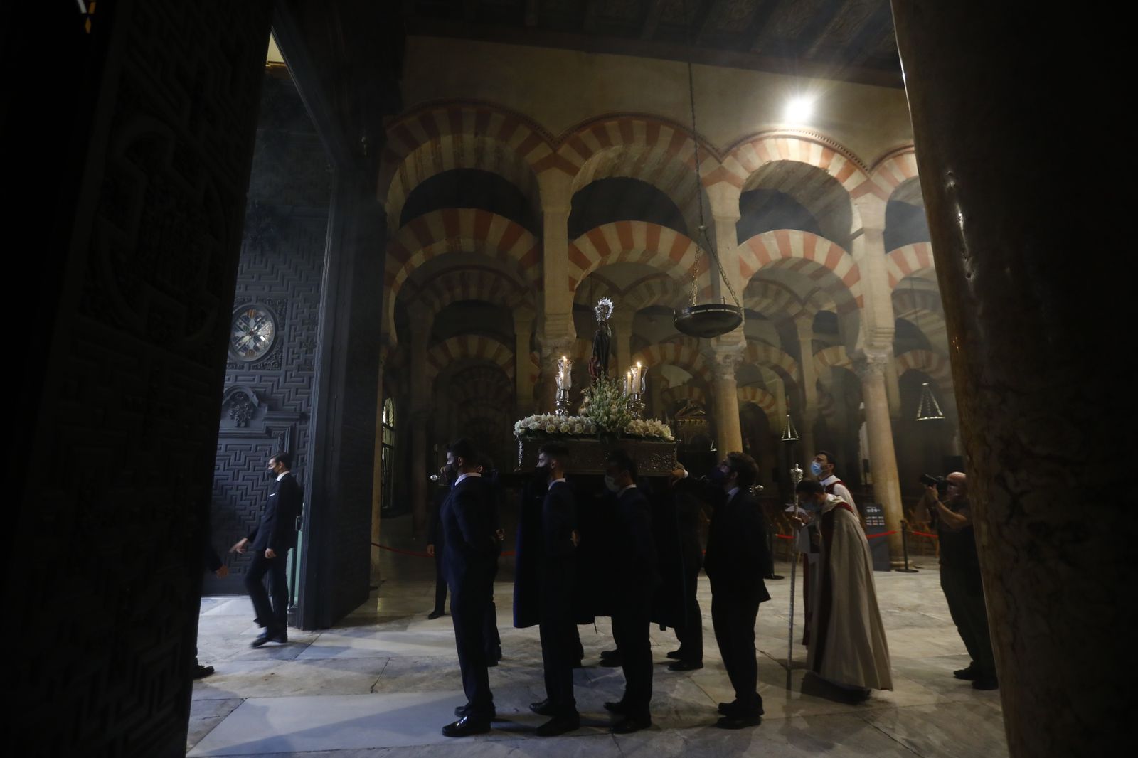 El vía lucis con la Virgen de la Fuensanta en el Patio de los Naranjos, en imágenes