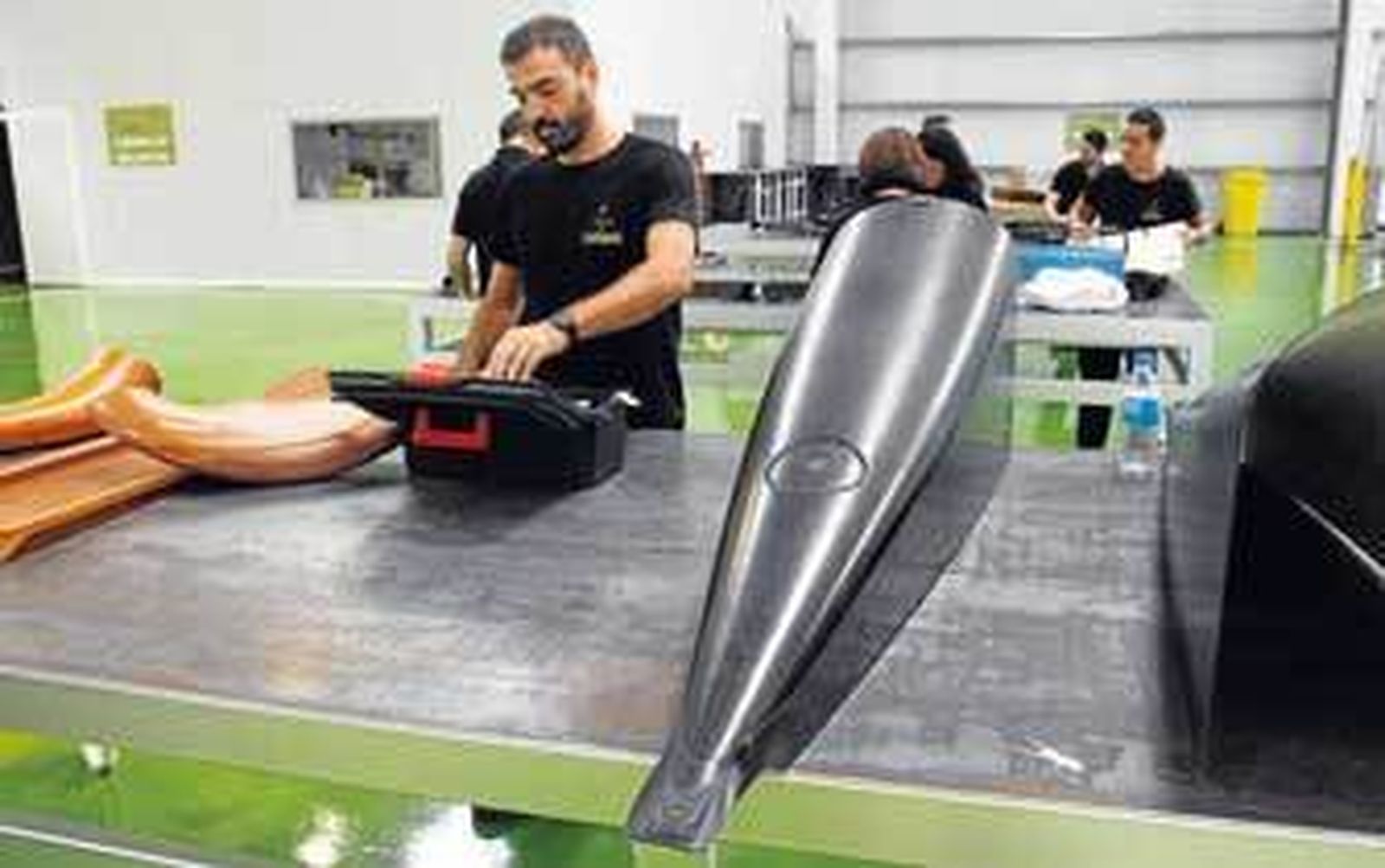 Trabajadores de Carbures en la planta del fabricante de estructuras de carbono junto al aeropuerto de Jerez. /Pascual