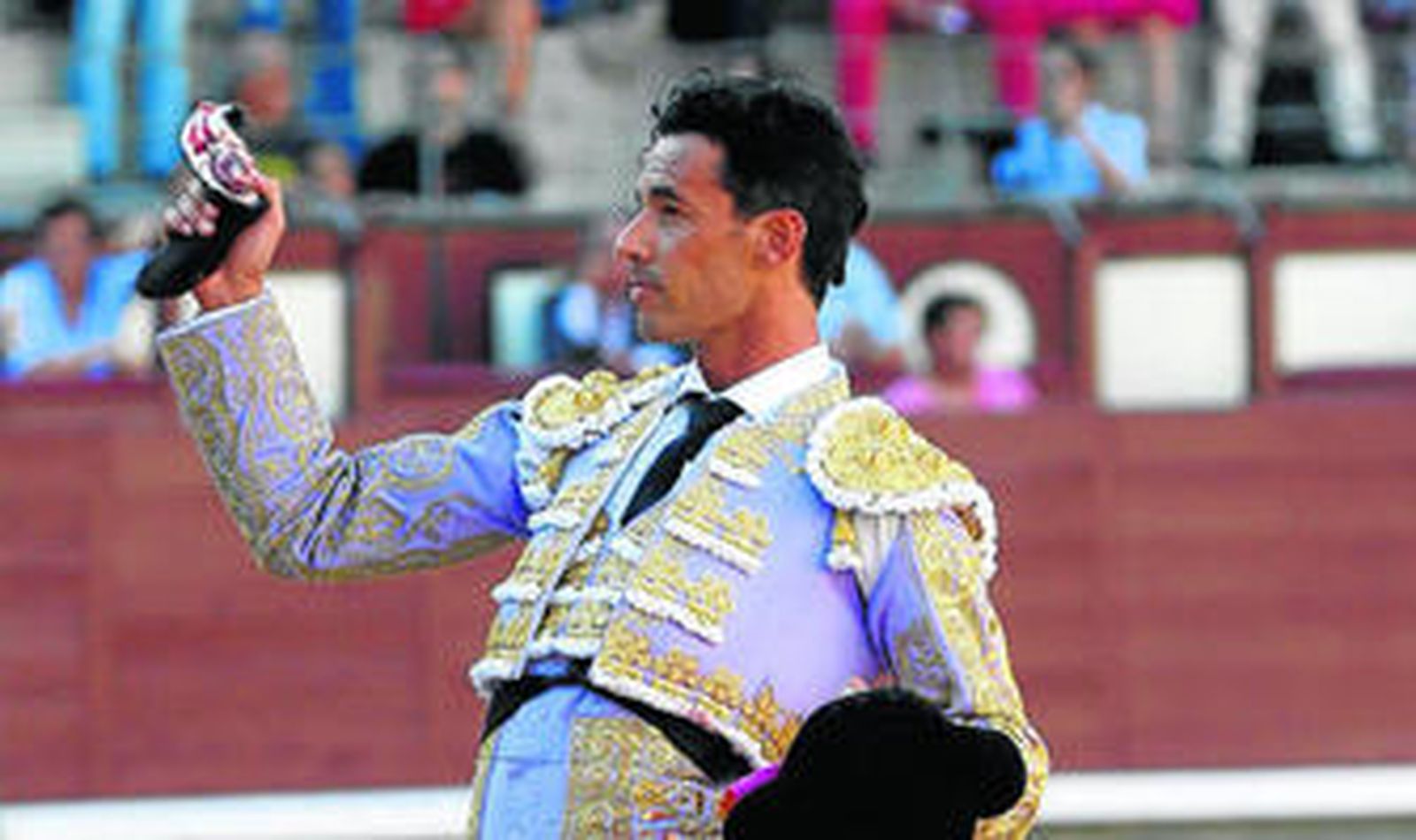 Iván Vicente, tras seis años sin pisar la plaza de toros de Las ventas, corta una oreja y le suma una vuelta al ruedo en la primera plaza del mundo.