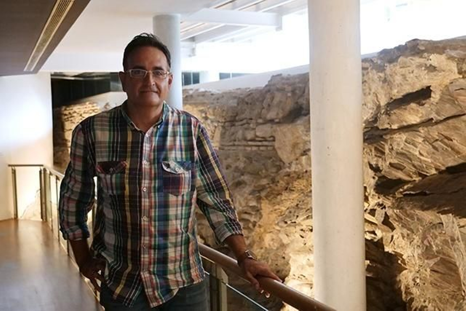 El profesor del área de Prehistoria de la UMA José Suárez en la sala de la Muralla del Rectorado.