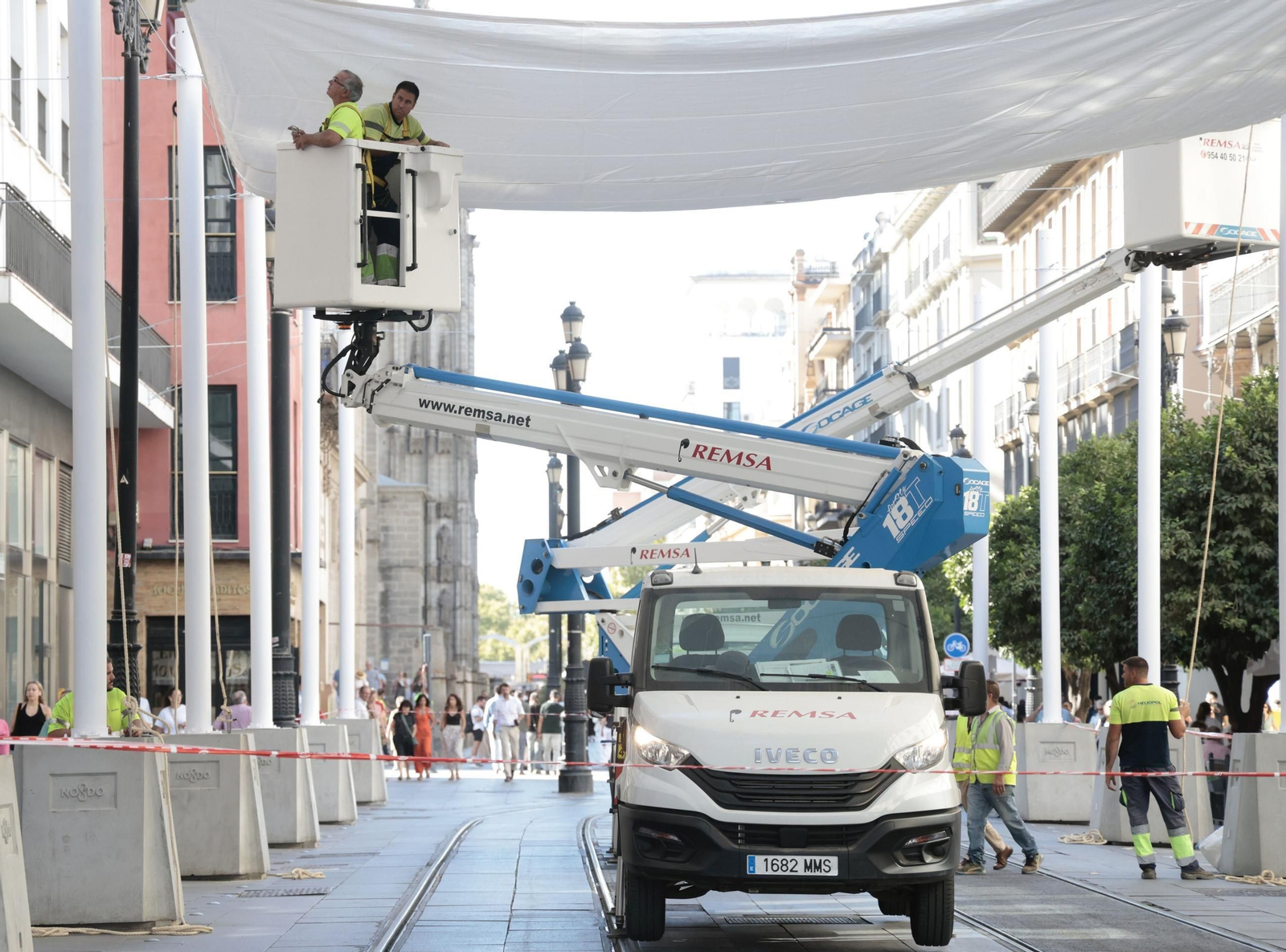 Colocación de los toldos en el tramo más próximo a Plaza Nueva