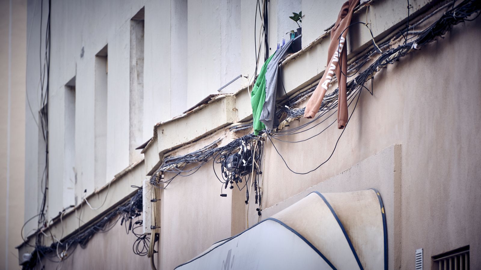 Cables cubriendo una fachada de Cádiz.