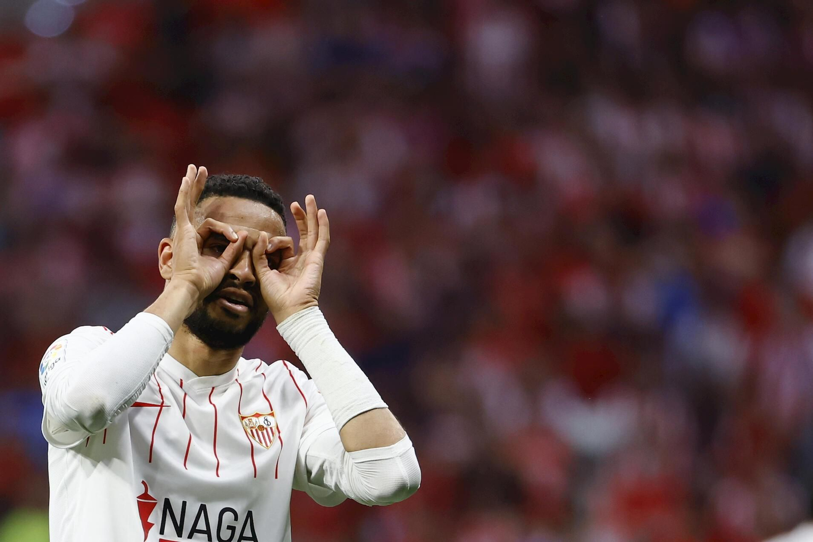 En-Nesyri hace su característico gesto de celebración tras marcar en el Wanda.