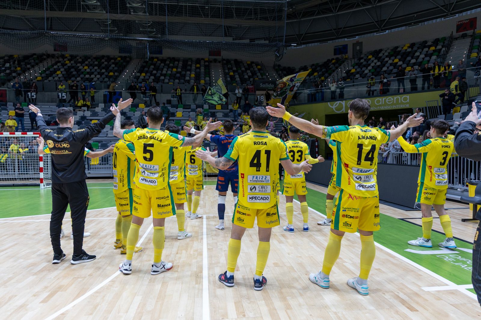 Los jugadores jiennenses celebran el triunfo ante Alzira con la Furia Amarilla.
