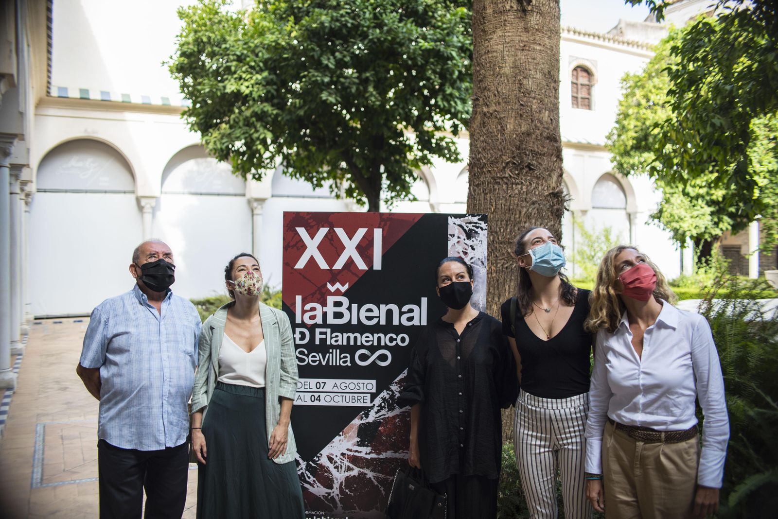El director de la Bienal de Flamenco, Antonio Zoido, las bailaoras y coreógrafas Ana Morales, Mercedes de Córdoba y Lucía la Piñona y la directora general de Cultura del Ayuntamiento, Isabel Ojeda, ayer en Santa Clara.