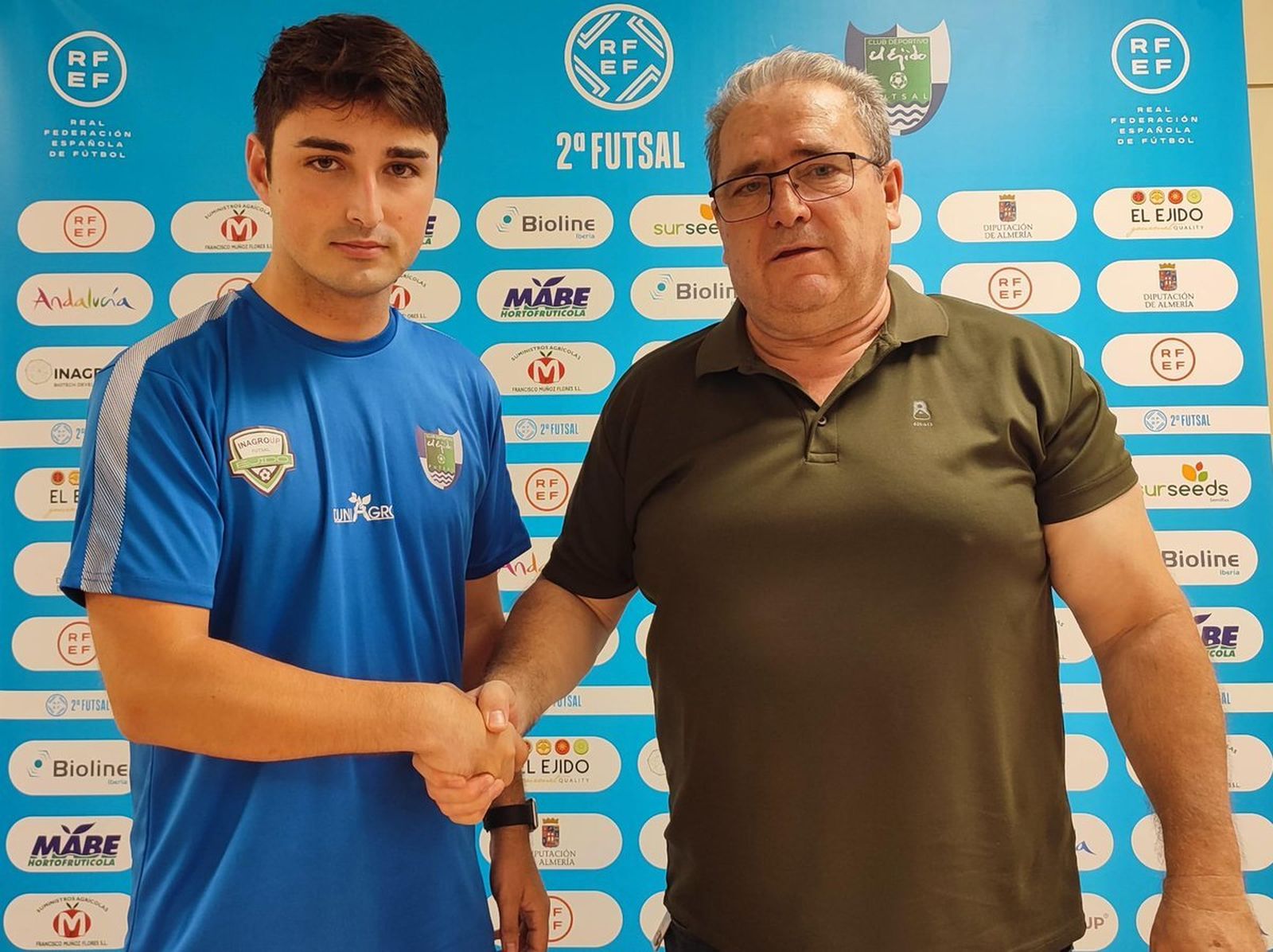 Antonio Morata estrecha la mano al presidente Vicente Puertas tras firmar como nuevo coordinador de la sección Femenina del CD El Ejido Futsal.