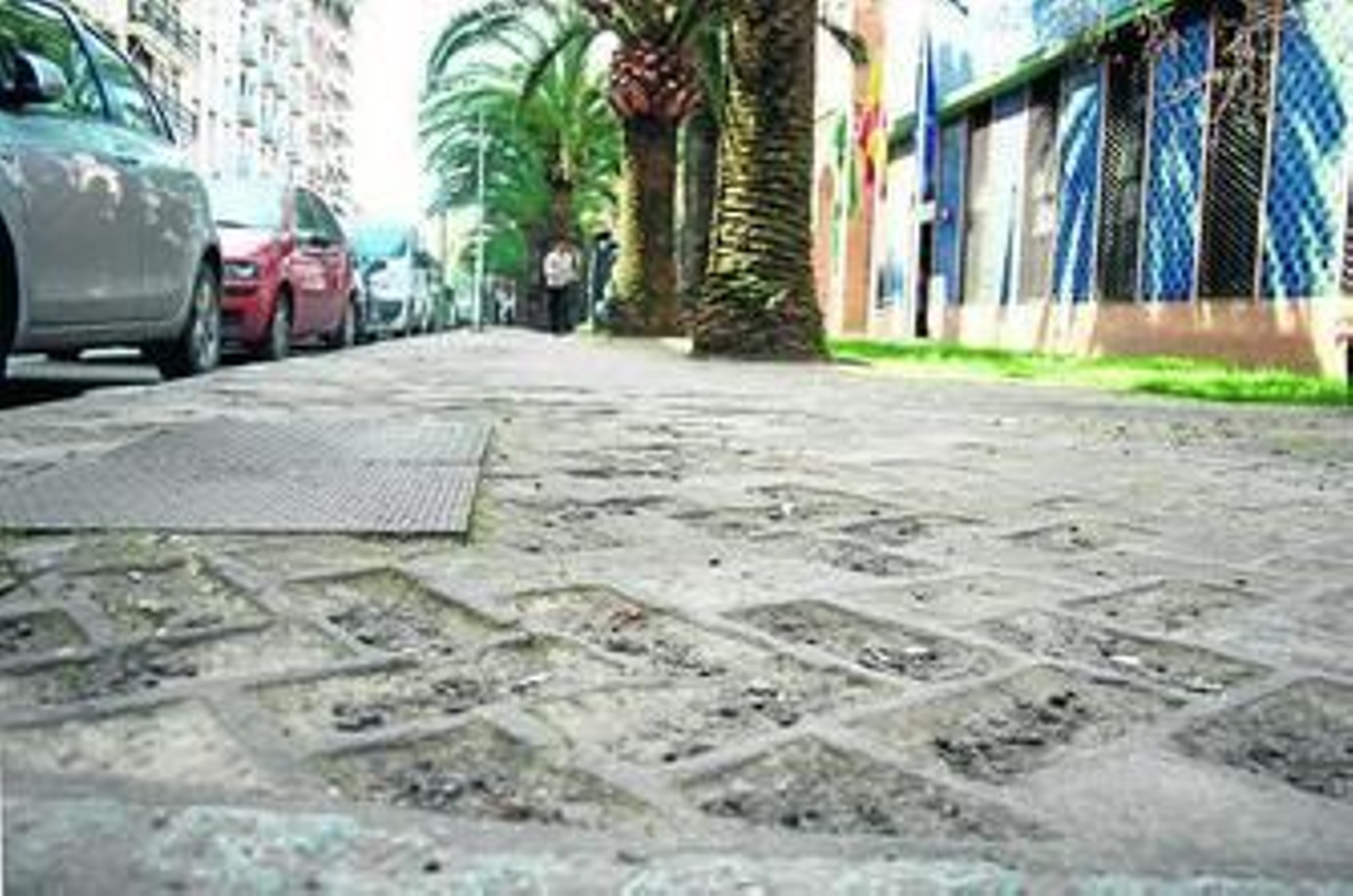 Aceras con el pavimento en mal estado