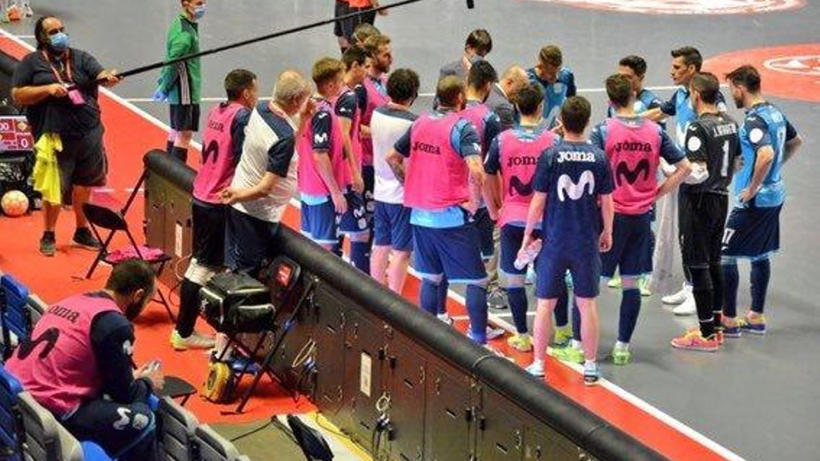 Ricardinho tampoco jugó la semifinal. En la imagen, en la grada durante un tiempo muerto.