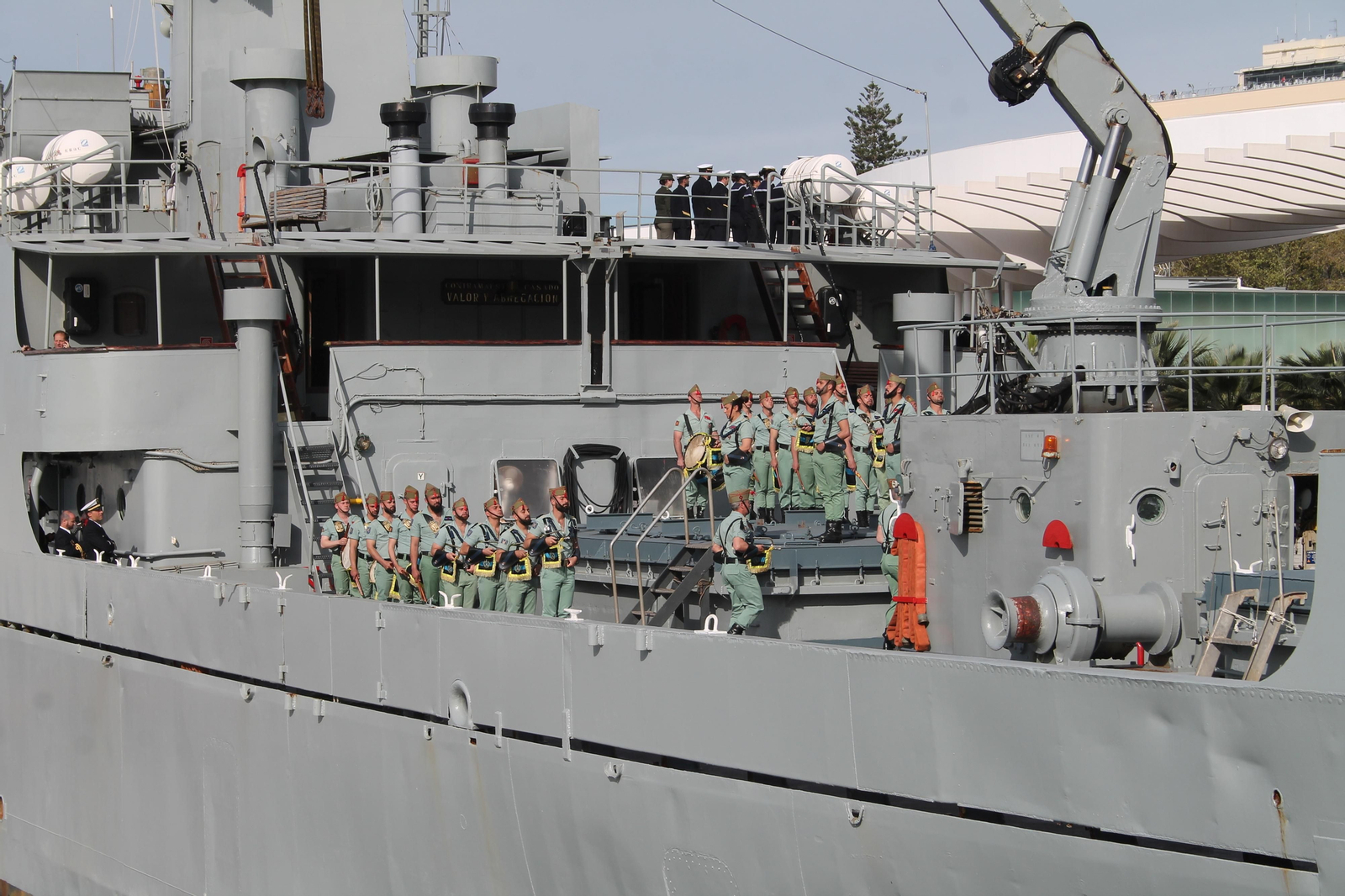 Tropas del Tercio en el momento del desembarque.