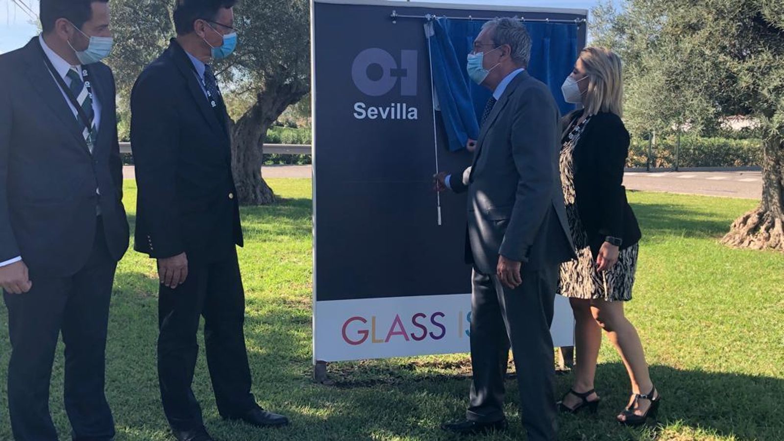 Responsables de la empresa, junto al consejero y la alcaldesa de Alcalá de Guadaíra en la inauguración.