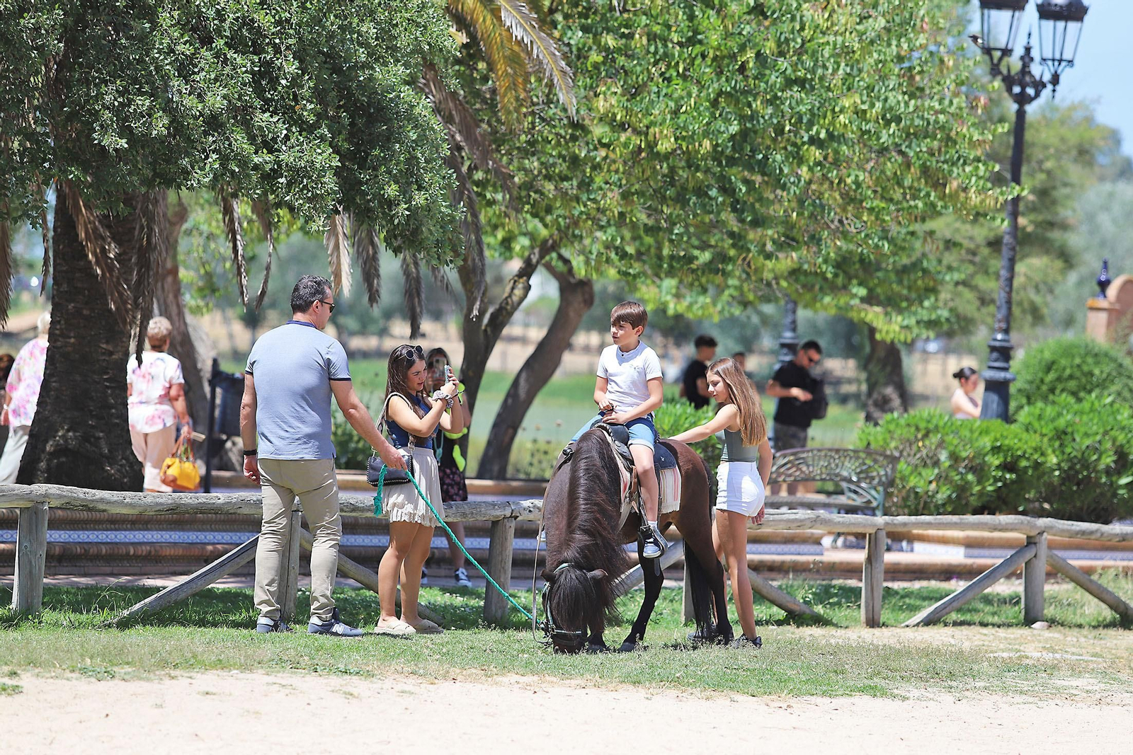 Ambiente en la aldea del Rocío en la mañana de domingo
