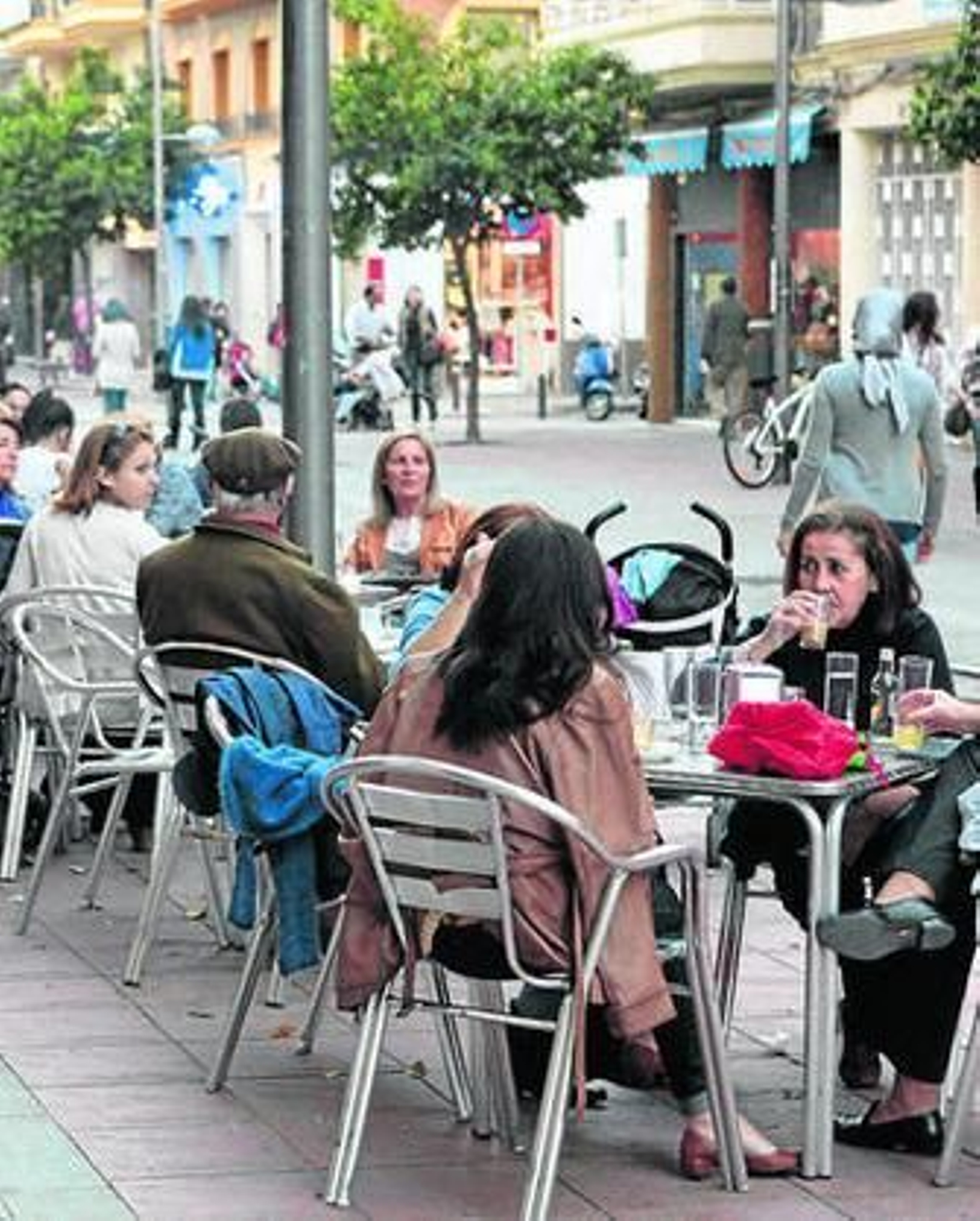 Veladores en la calle Asunción, ayer en Los Remedios.