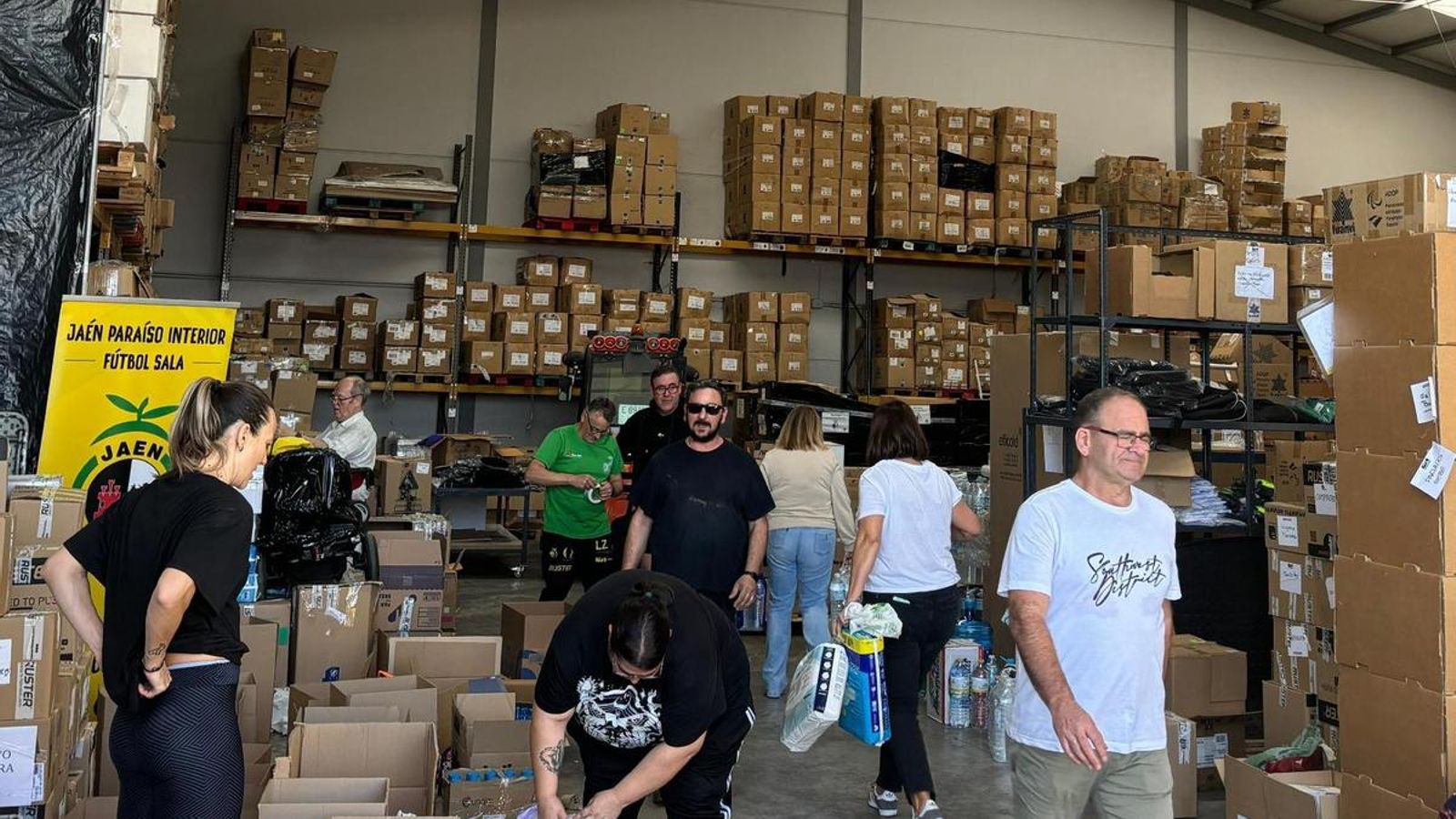 Voluntarios de Jaén recogiendo suministros en la capital.
