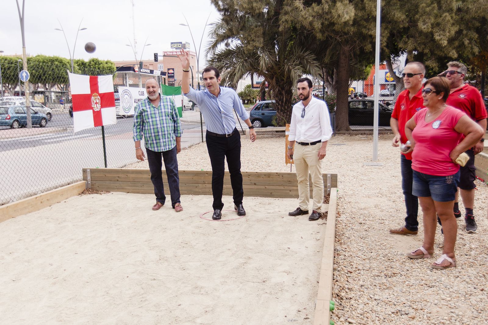 El alcalde comprobó sus habilidades en el juego de la petanca.