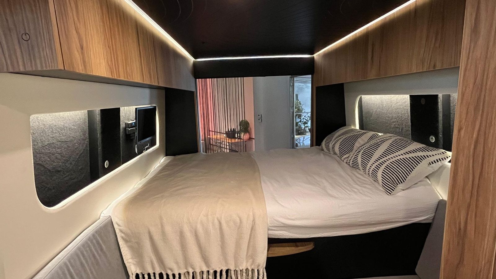 El diseño interior de la nueva apuesta de Cíclope Camper ha sido concebido a partir de materiales como el roble Catania, el Corian®, piedra natural y tarima de bambú. El diseño interior de la nueva apuesta de Cíclope Camper ha sido concebido a partir de materiales como el roble Catania, el Corian®, piedra natural y tarima de bambú.