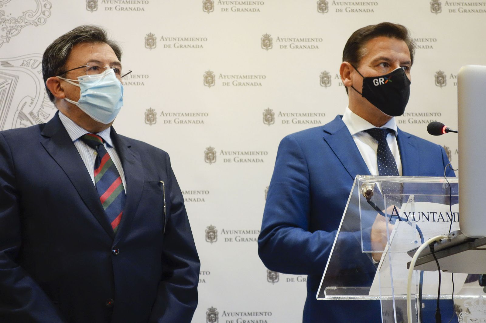 El alcalde de Granada también cree que tendríamos que "estar confinados" con los datos actuales de la pandemia