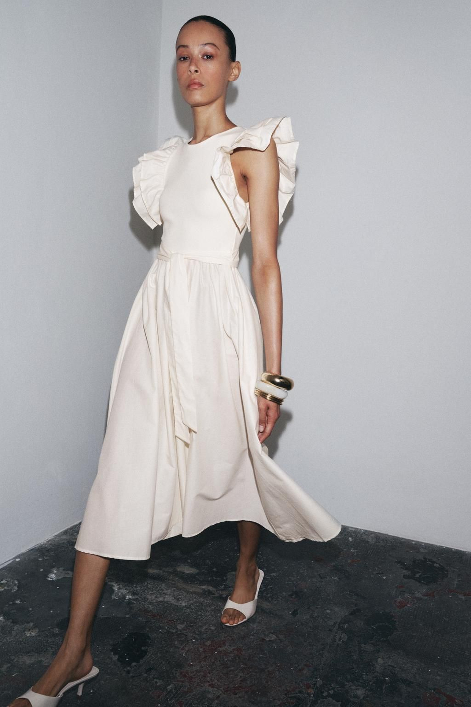 Vestido blanco con volantes de Zara. Vestido blanco con volantes de Zara.