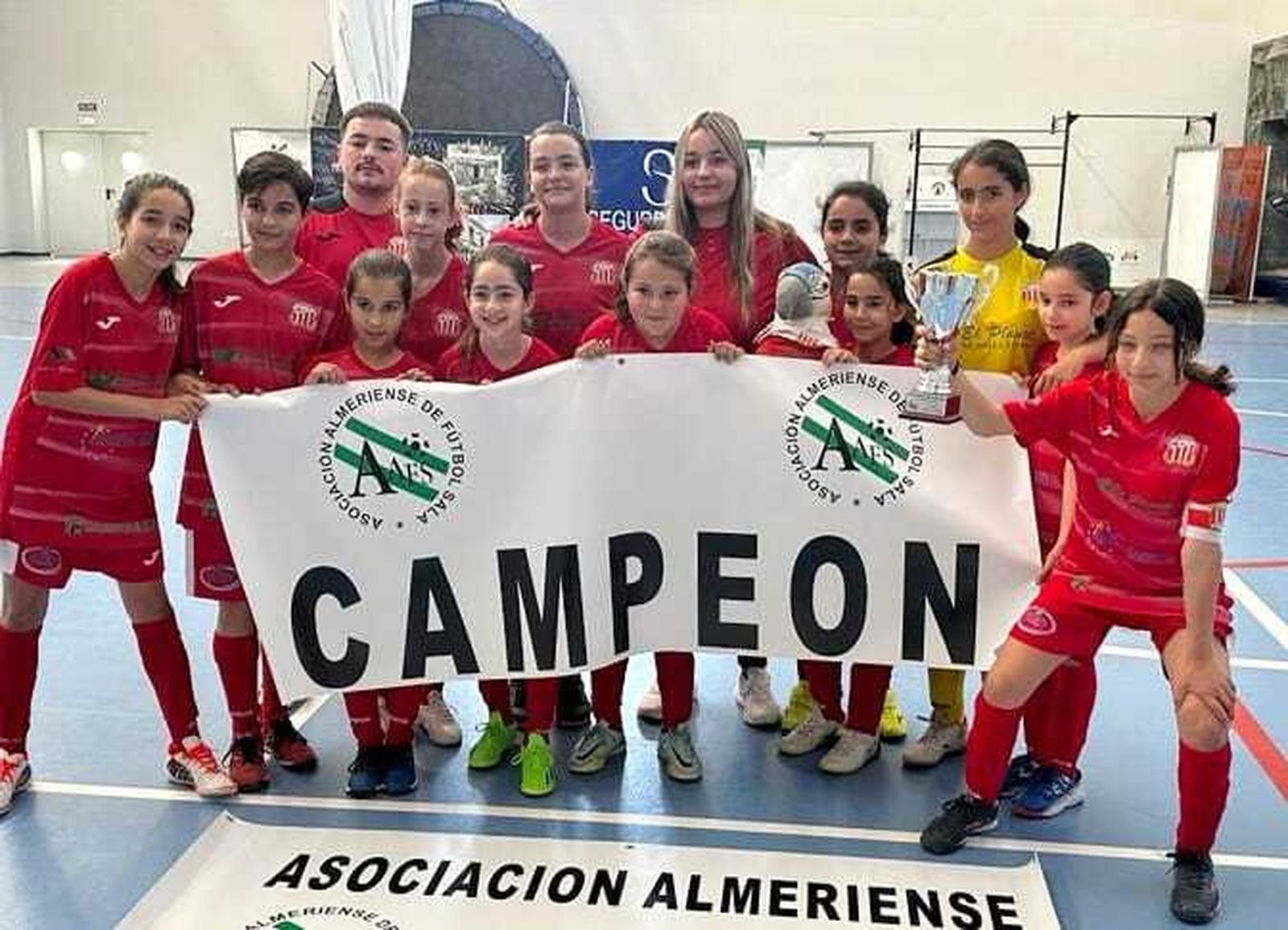 El conjunto de daliense, con la copa de campeón