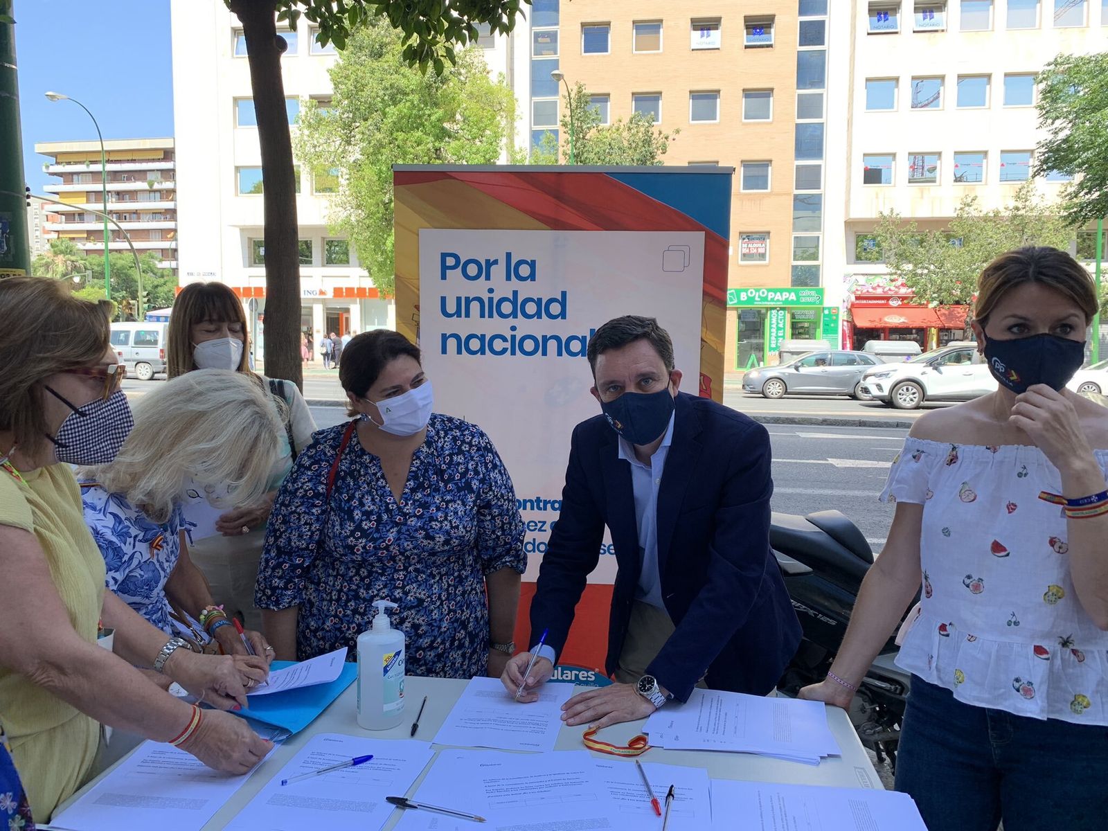 Inicio de la recogida de firmas contra los indultos en Luis de Morales.